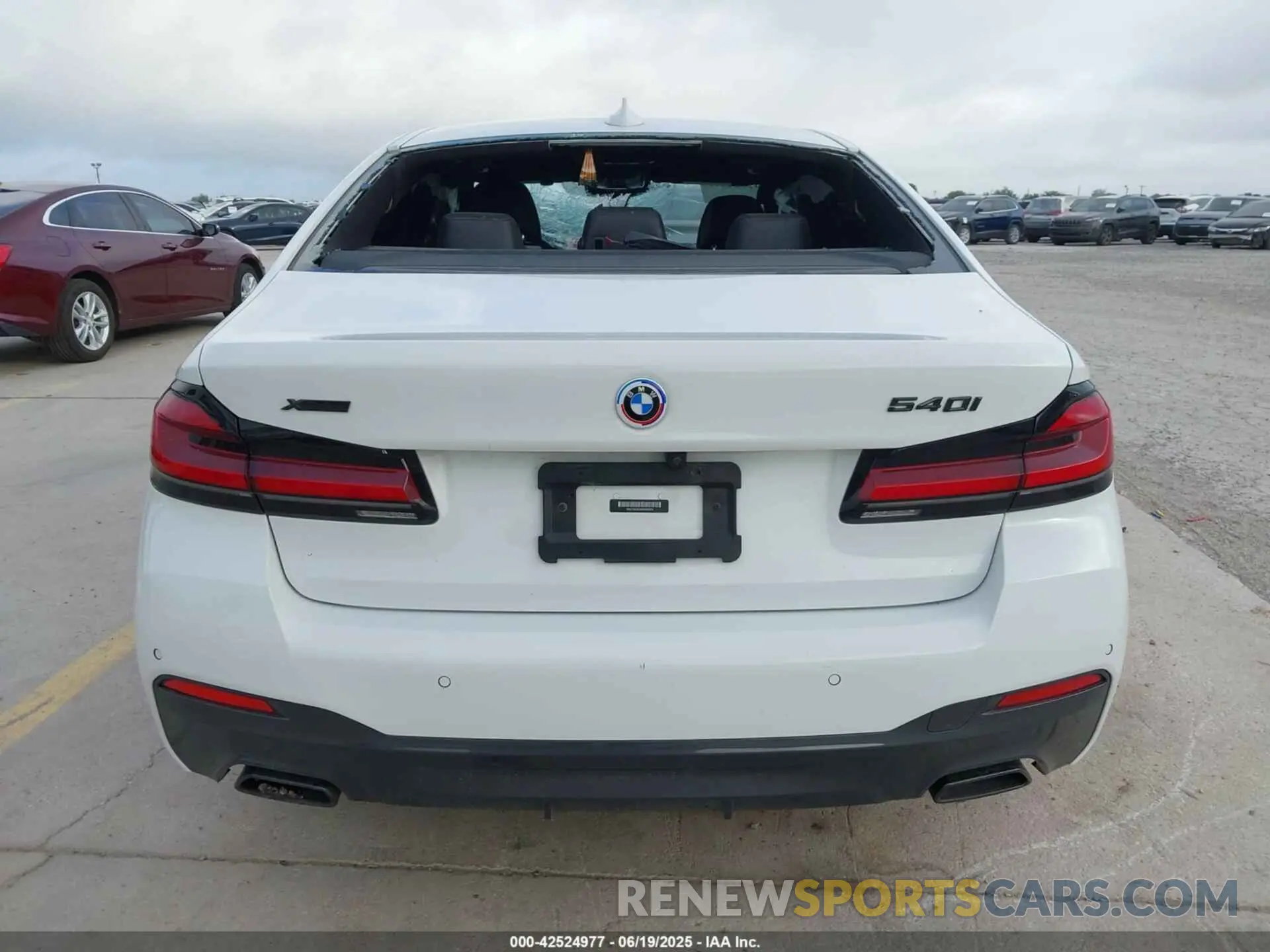 16 fotografías del automóvil dañado WBA73BJ02MWW90978 BMW 540I 2021