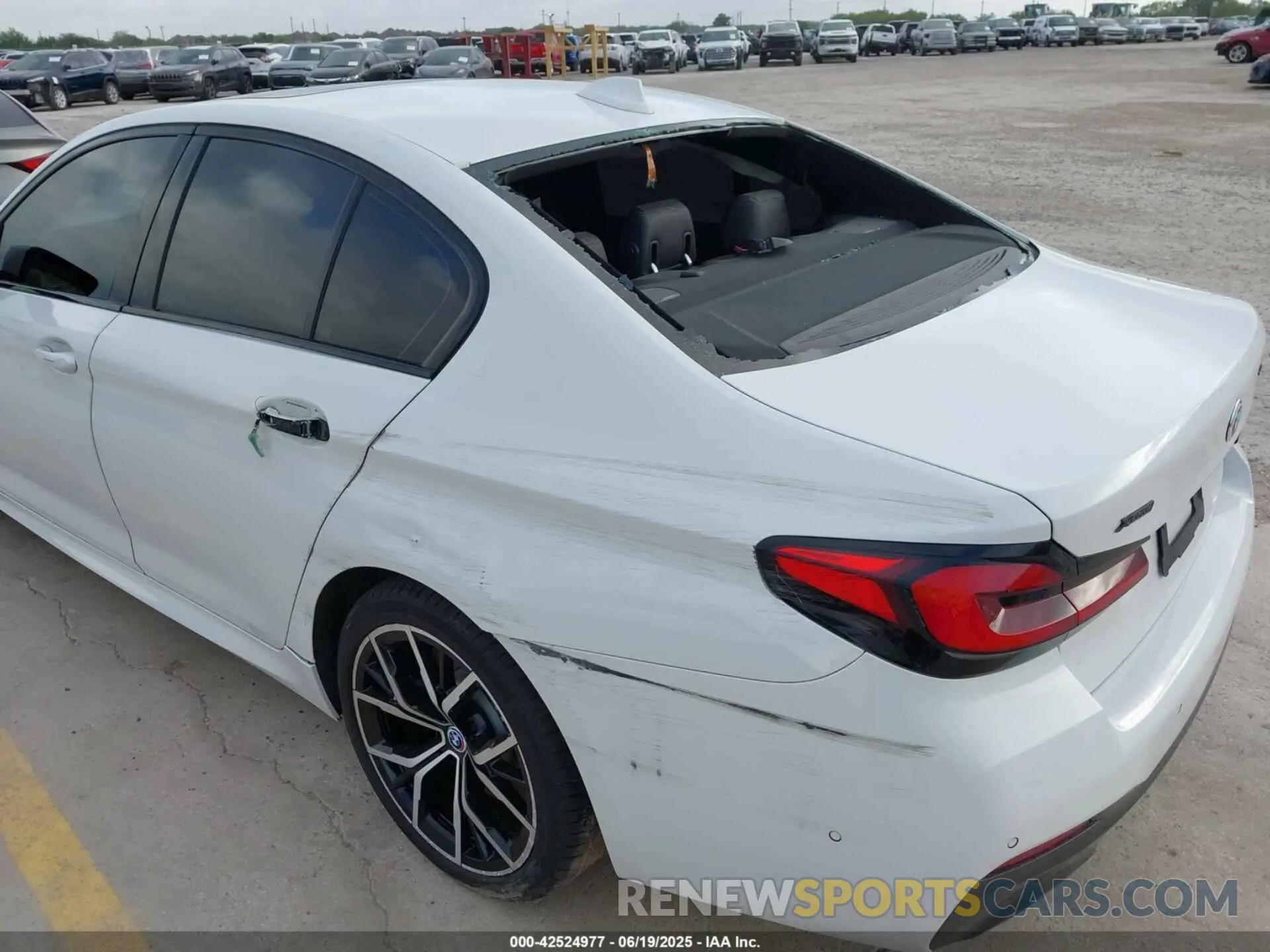19 fotografías del automóvil dañado WBA73BJ02MWW90978 BMW 540I 2021