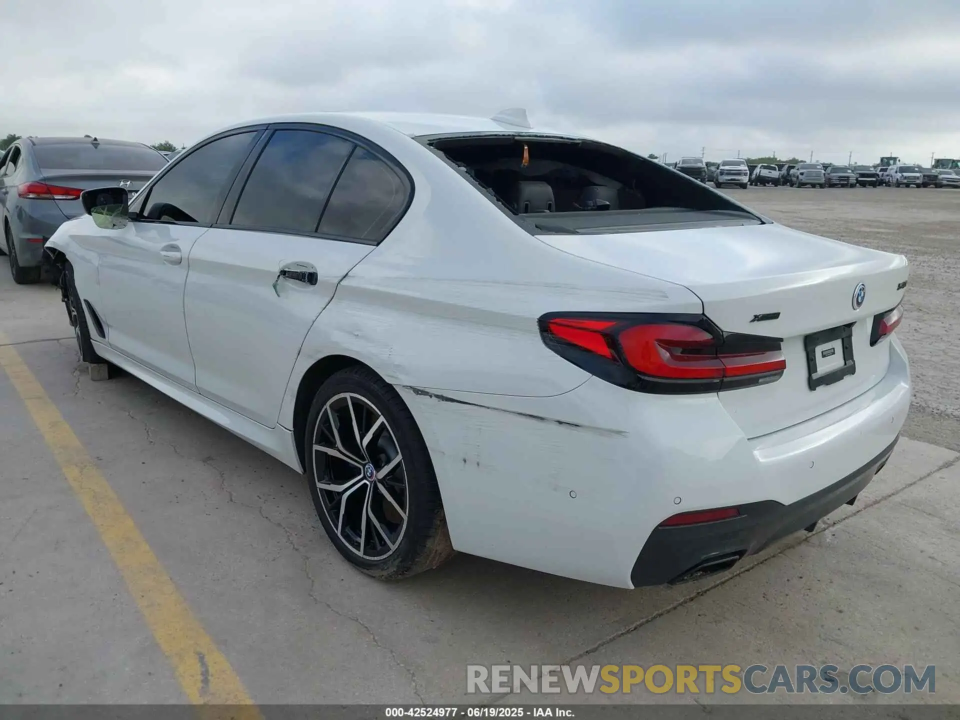 3 fotografías del automóvil dañado WBA73BJ02MWW90978 BMW 540I 2021