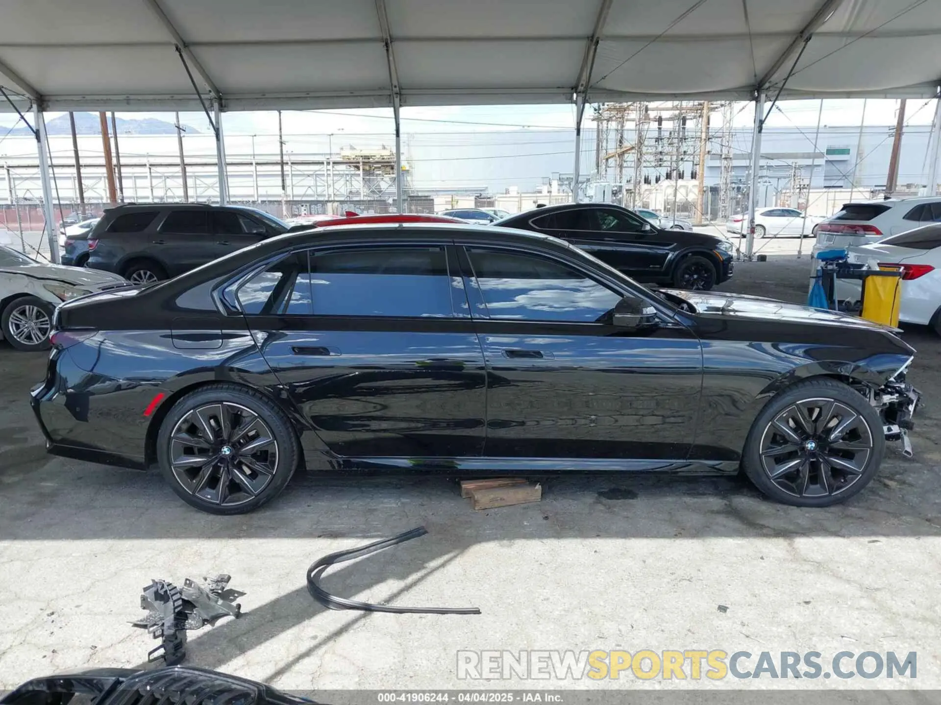 13 fotografías del automóvil dañado WBA23EH09PCL71147 BMW 740 2023