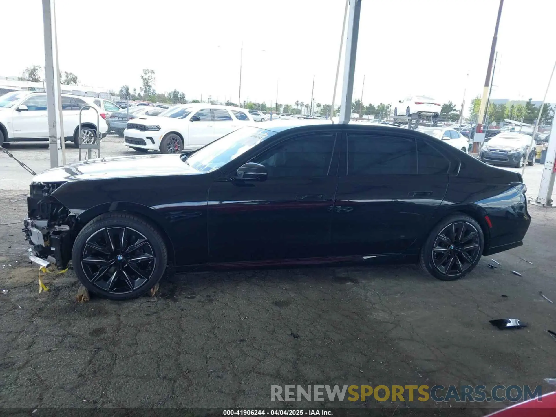 14 fotografías del automóvil dañado WBA23EH09PCL71147 BMW 740 2023