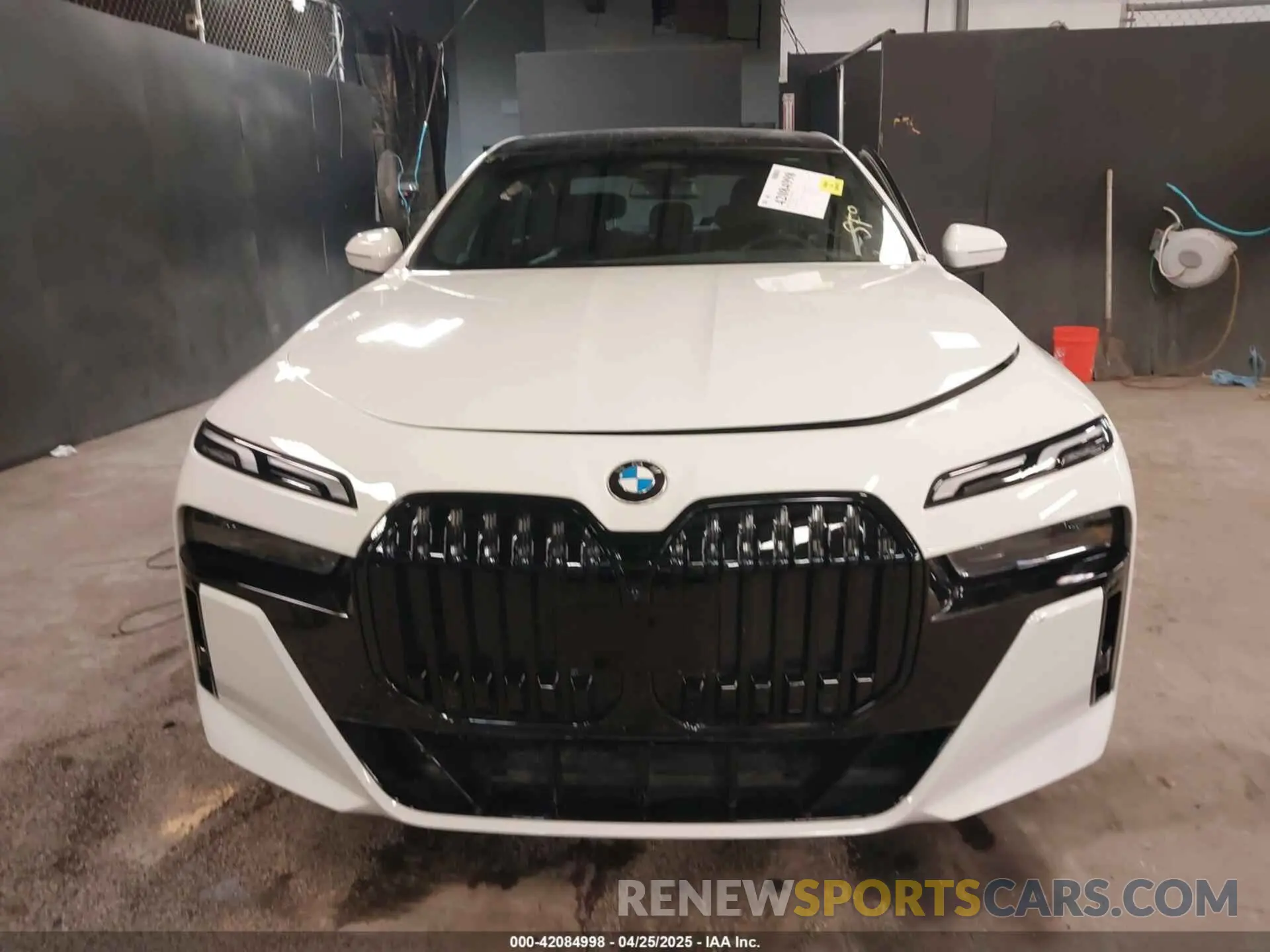 12 fotografías del automóvil dañado WBA33EH05RCP97943 BMW 740 2024