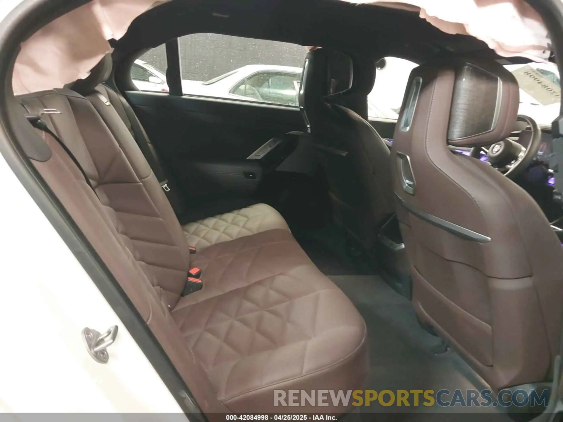 8 fotografías del automóvil dañado WBA33EH05RCP97943 BMW 740 2024