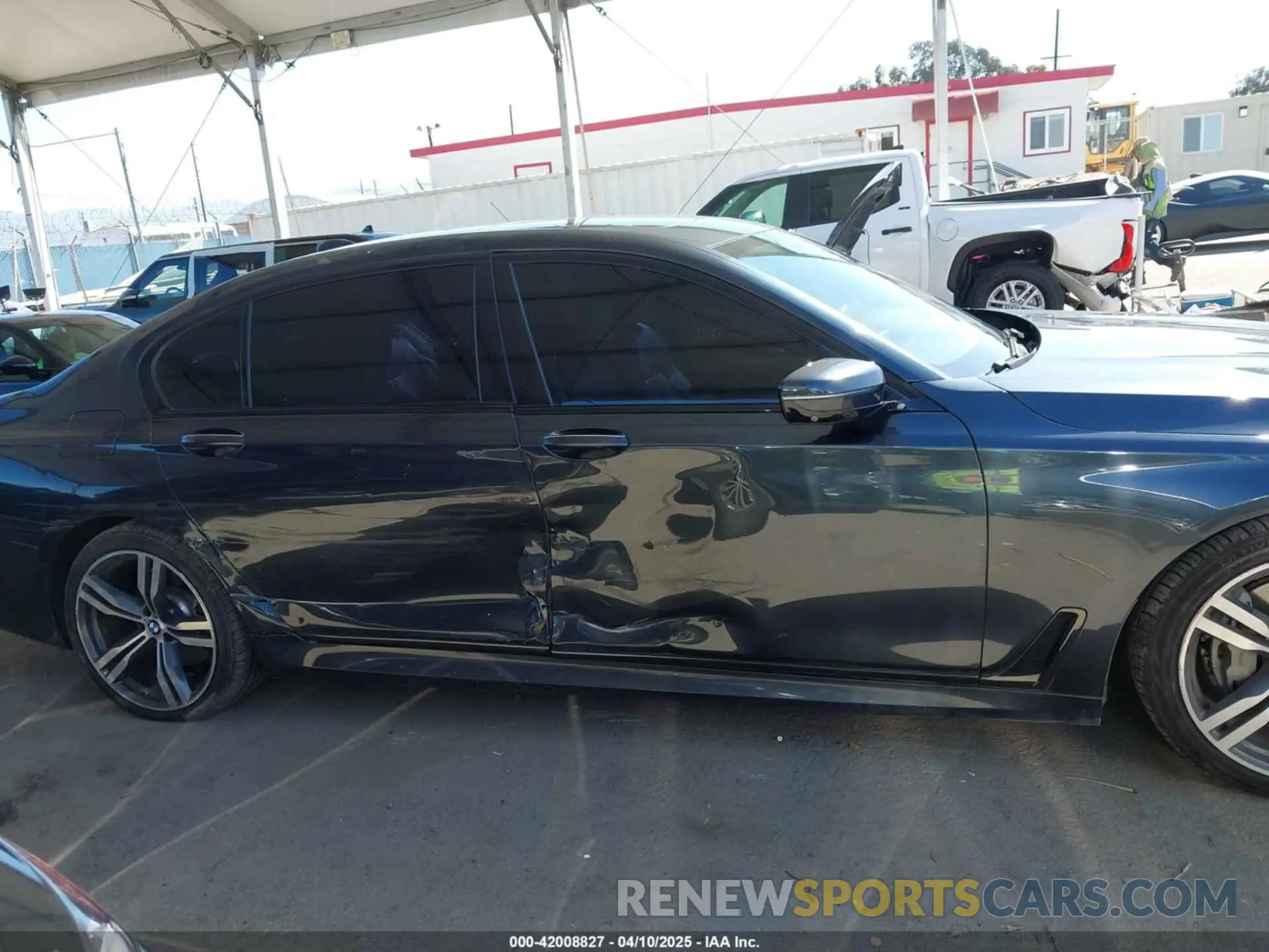 13 fotografías del automóvil dañado WBA7E2C53KB218375 BMW 740I 2019