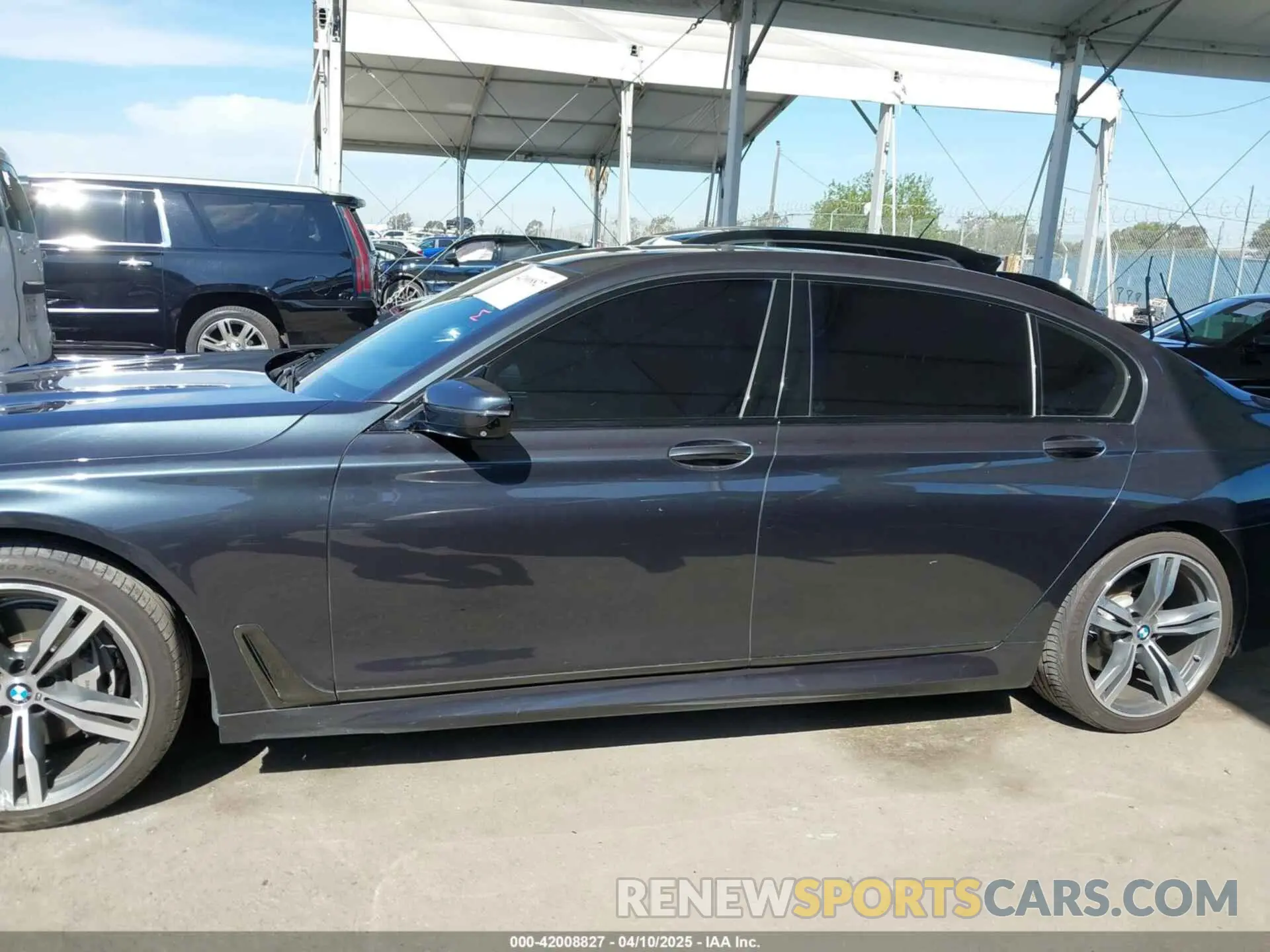 14 fotografías del automóvil dañado WBA7E2C53KB218375 BMW 740I 2019