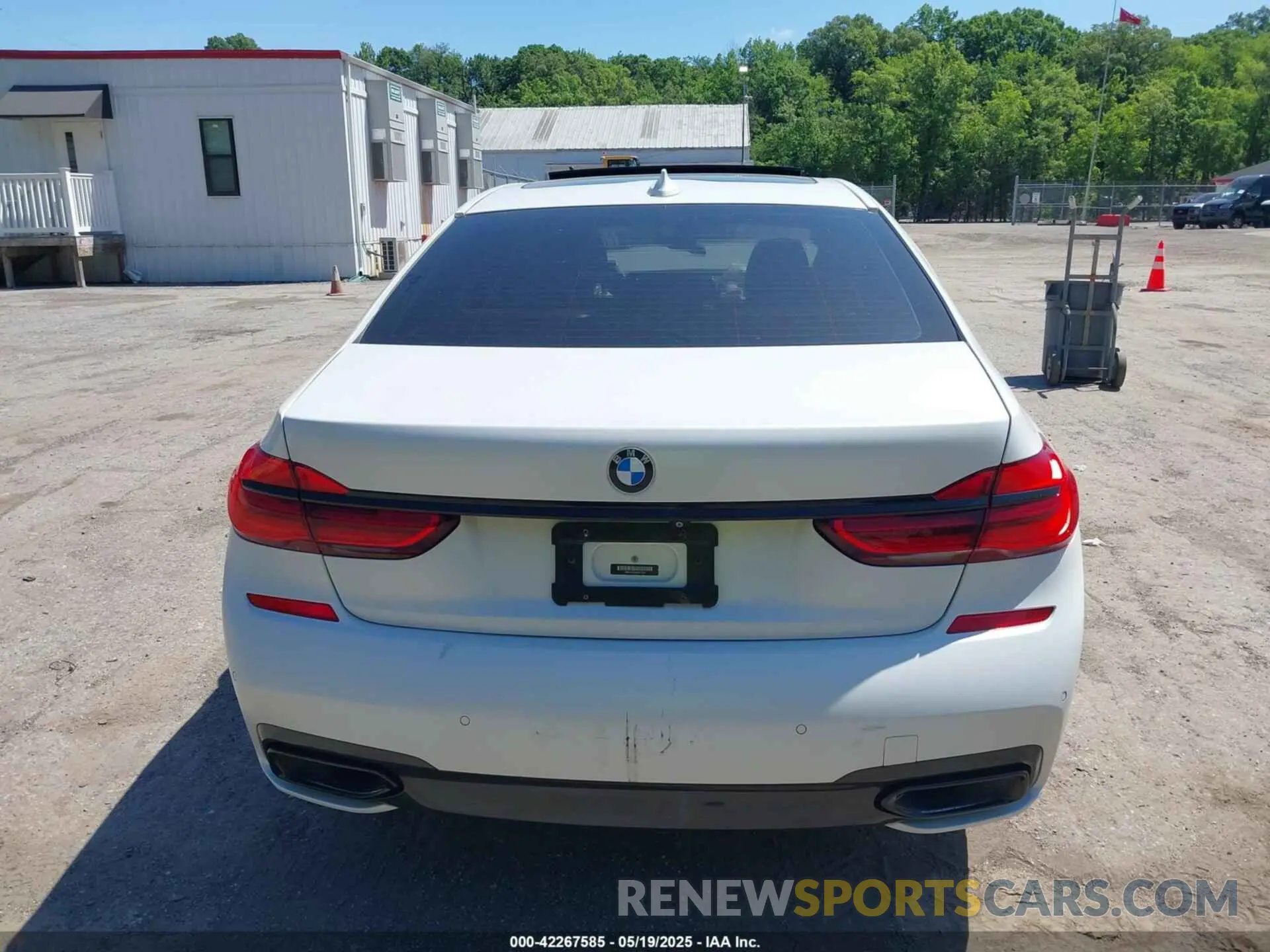 16 fotografías del automóvil dañado WBA7E2C59KB217232 BMW 740I 2019