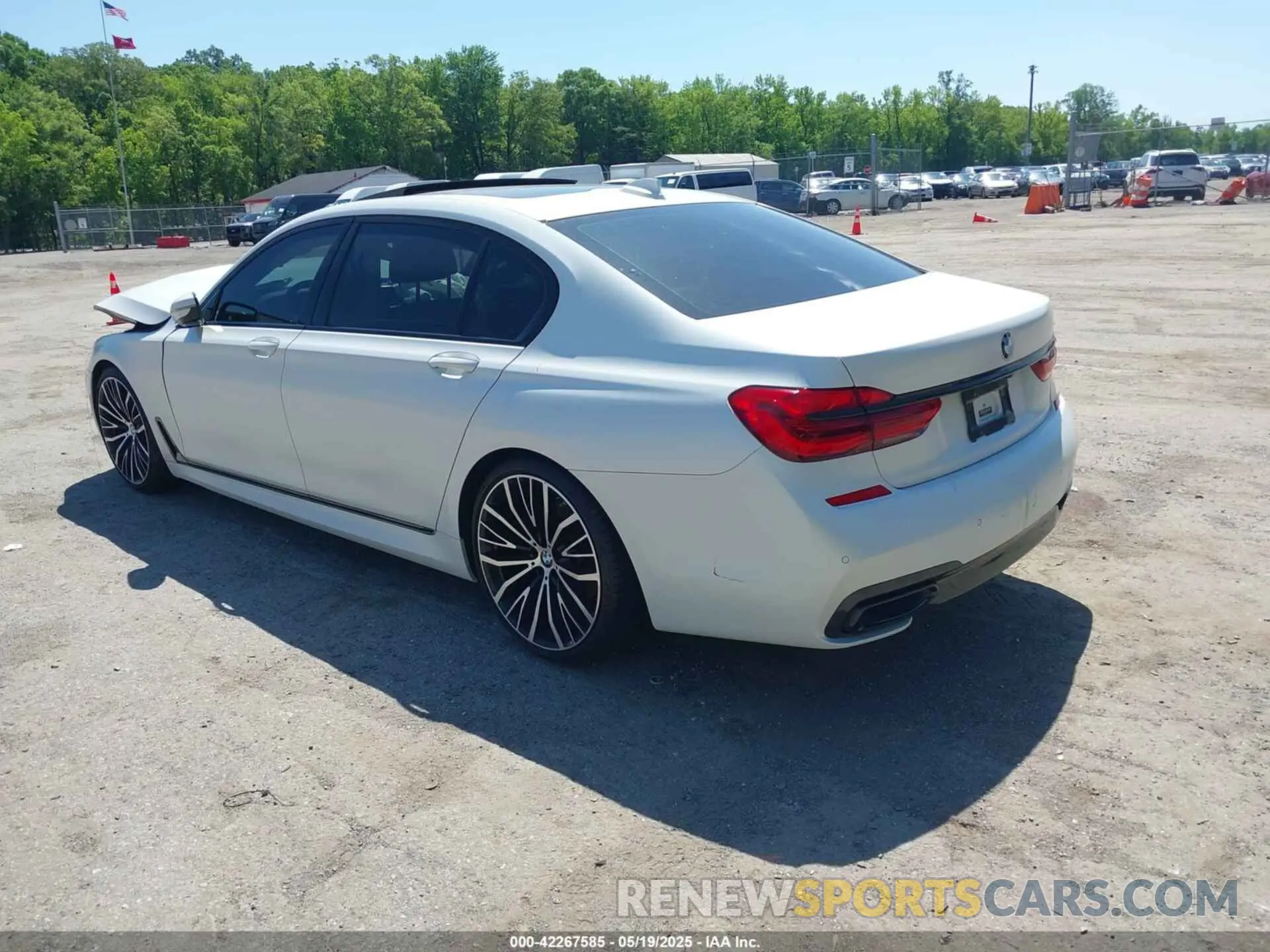 3 fotografías del automóvil dañado WBA7E2C59KB217232 BMW 740I 2019