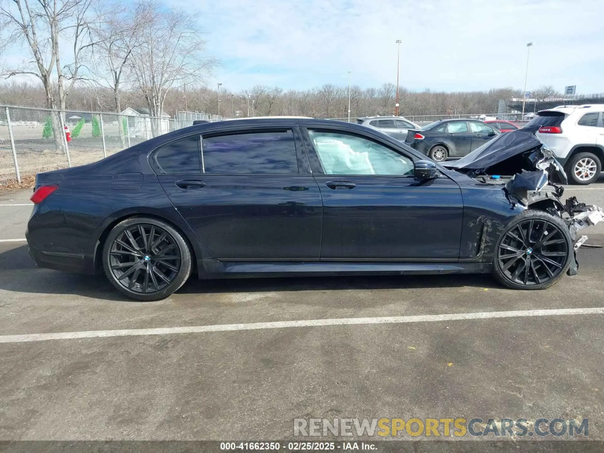 13 fotografías del automóvil dañado WBA7T2C03MCF58569 BMW 740I 2021