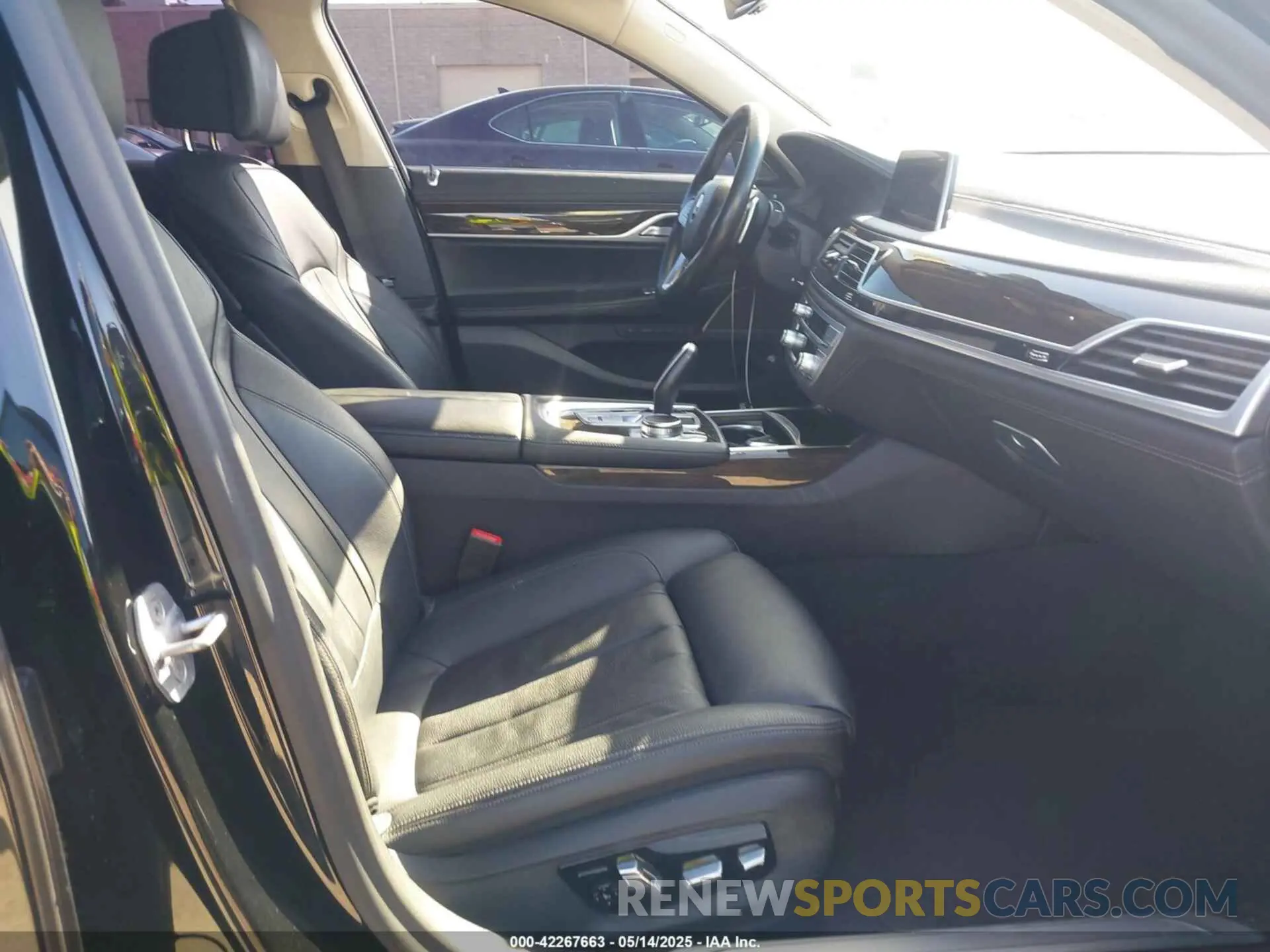 5 fotografías del automóvil dañado WBA7T2C05MCG31540 BMW 740I 2021