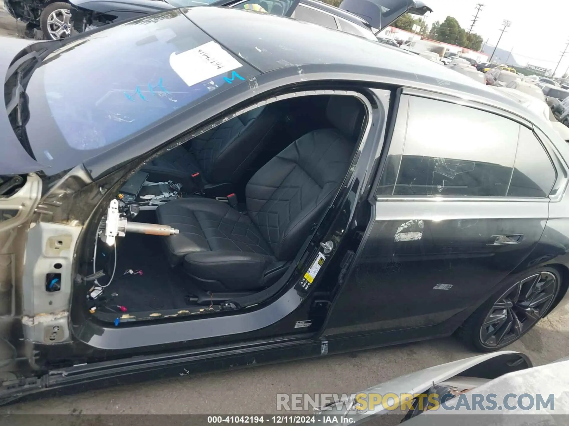15 fotografías del automóvil dañado WBA33EJ02PCL90220 BMW 760 2023