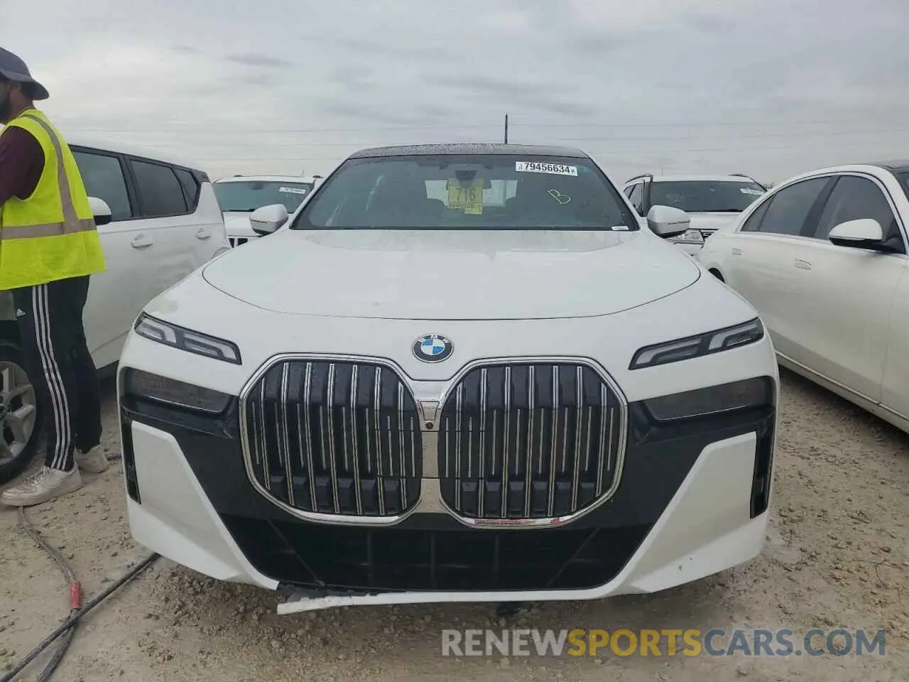 5 fotografías del automóvil dañado WBA33EJ01PCM58216 BMW 760 XI 2023