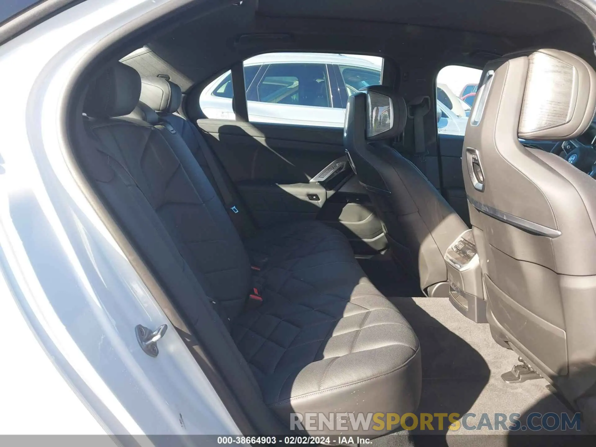 8 fotografías del automóvil dañado WBA33EJ00PCM11386 BMW 760I 2023