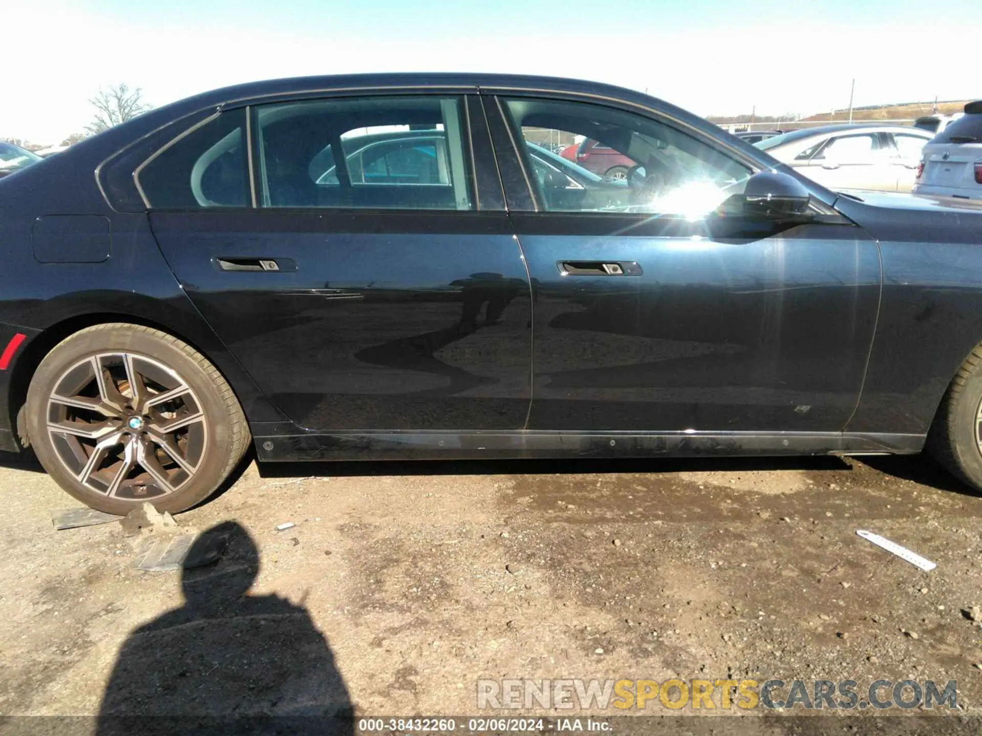 13 fotografías del automóvil dañado WBA33EJ02PCM34328 BMW 760I 2023