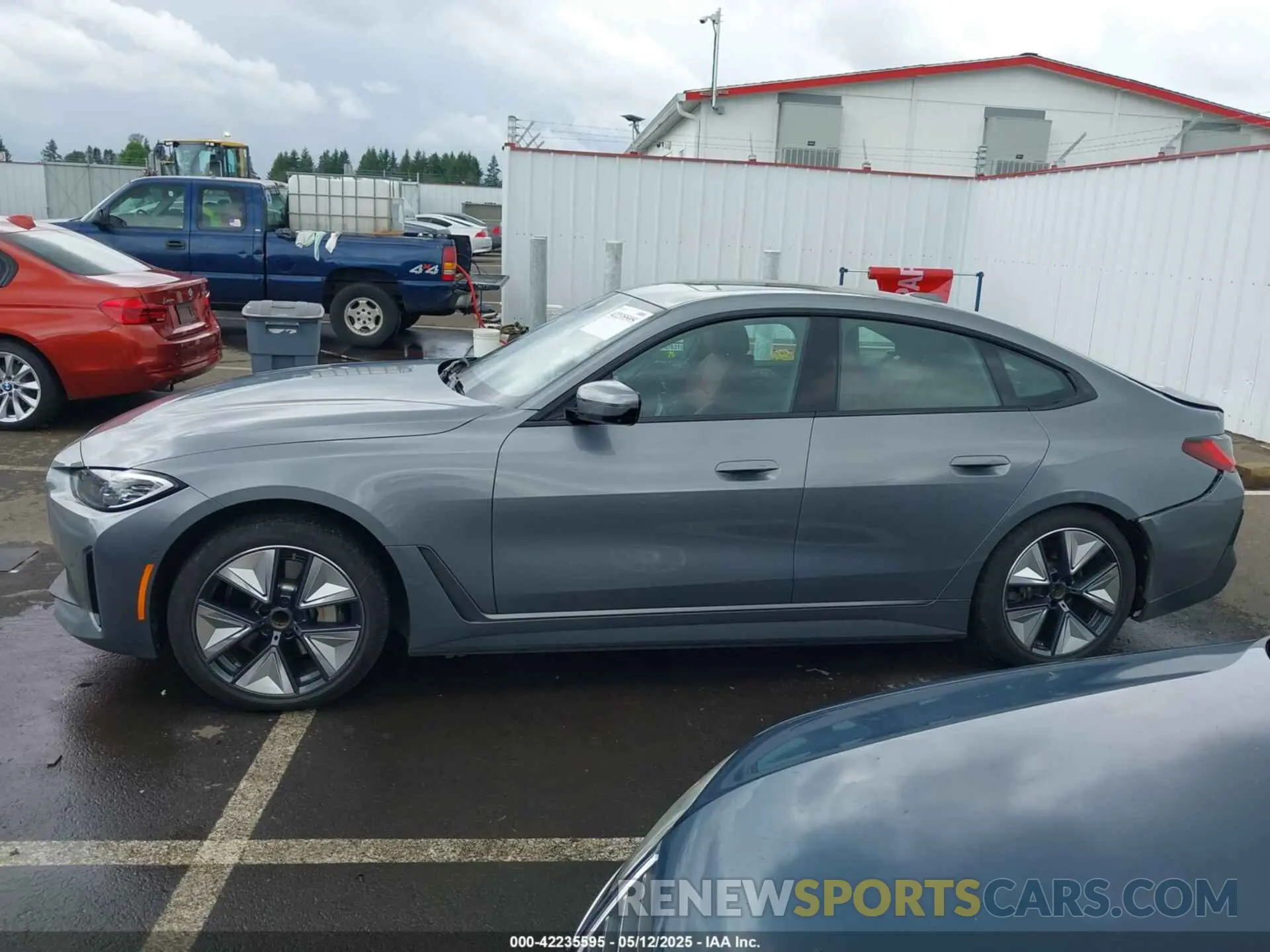 14 fotografías del automóvil dañado WBY43AW04PFP57379 BMW I4 2023