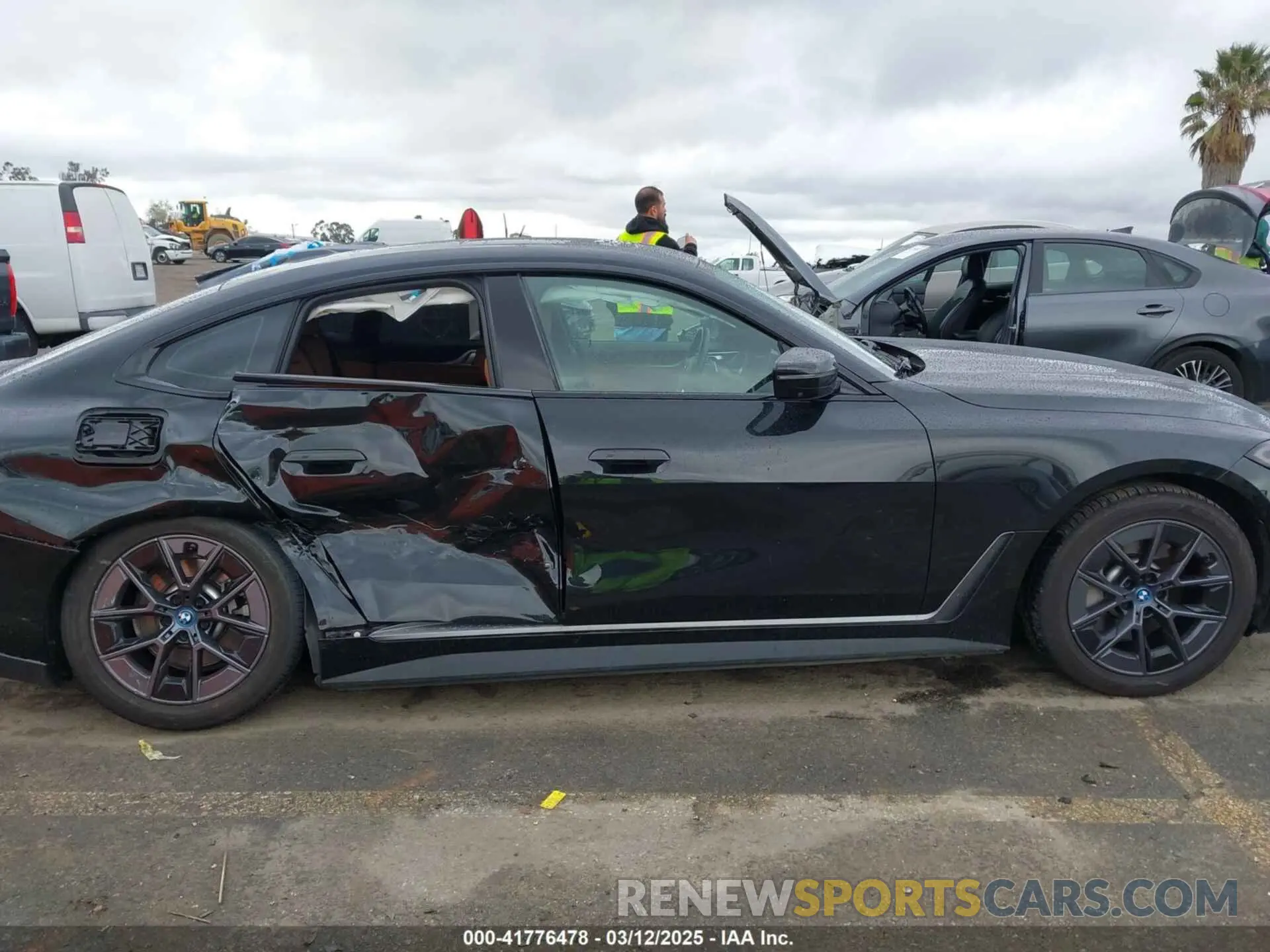 13 fotografías del automóvil dañado WBY43AW04PFP61870 BMW I4 2023