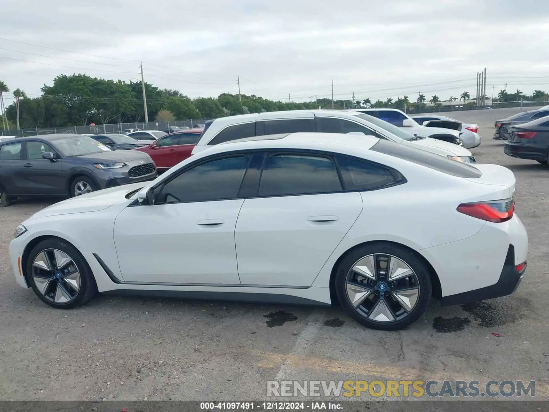 14 fotografías del automóvil dañado WBY73AW02PFP24894 BMW I4 2023