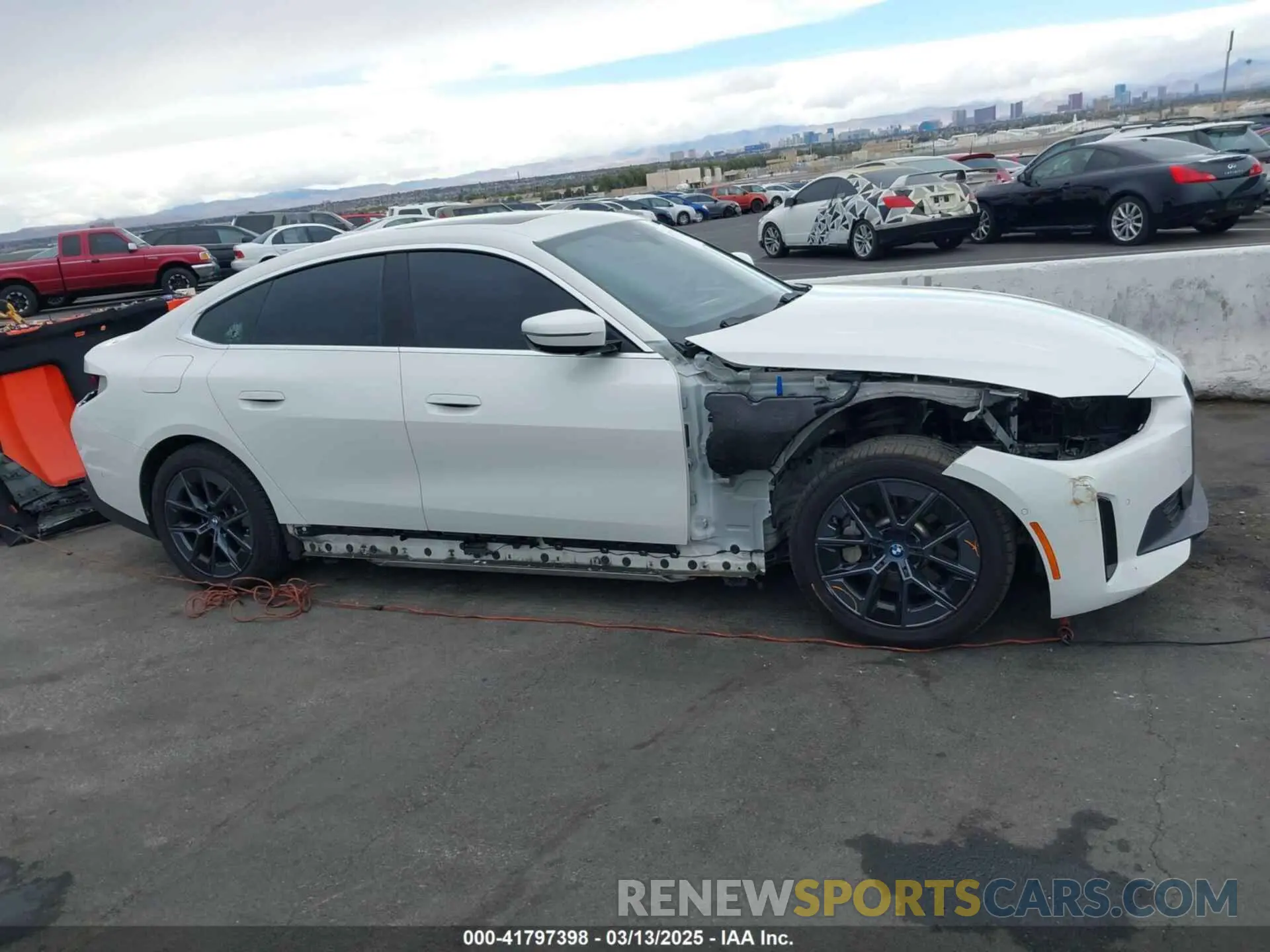 14 fotografías del automóvil dañado WBY43AW04RFR67340 BMW I4 2024