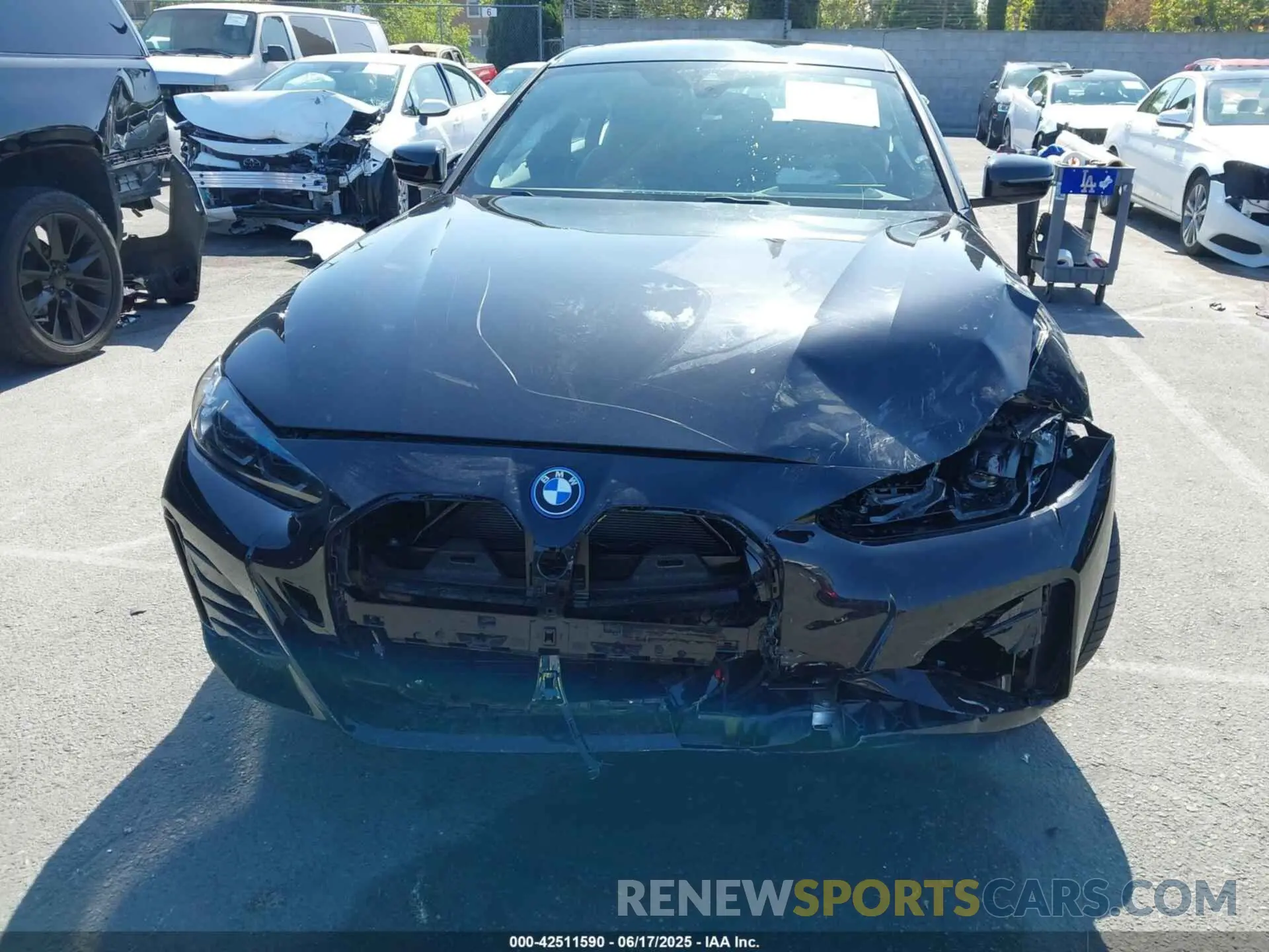 12 fotografías del automóvil dañado WBY73AW09RFS63308 BMW I4 2024