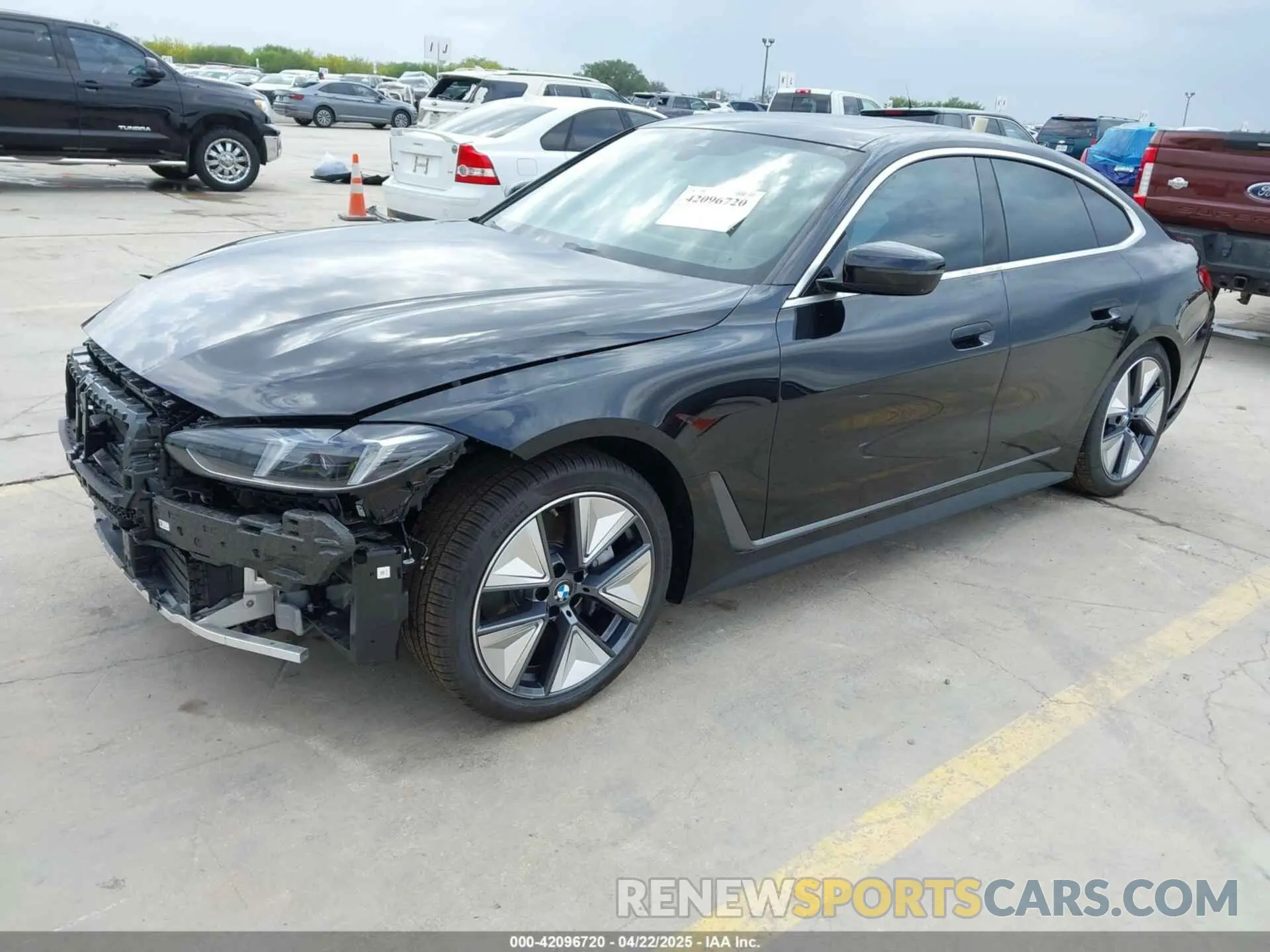 2 fotografías del automóvil dañado WBY23HD02SFU34895 BMW I4 2025