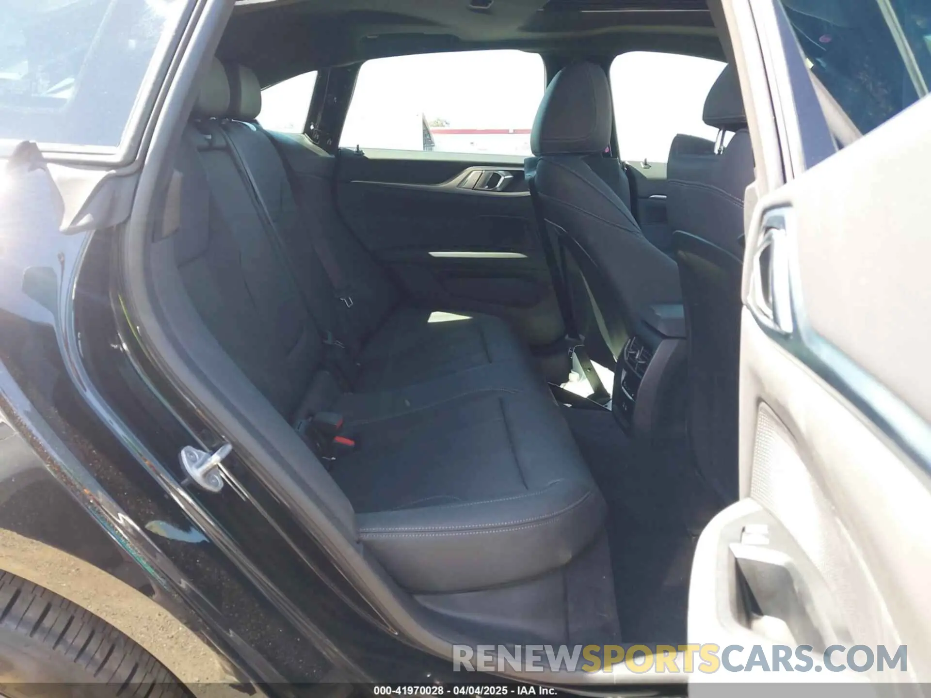 8 fotografías del automóvil dañado WBY23HD05SFT94912 BMW I4 2025