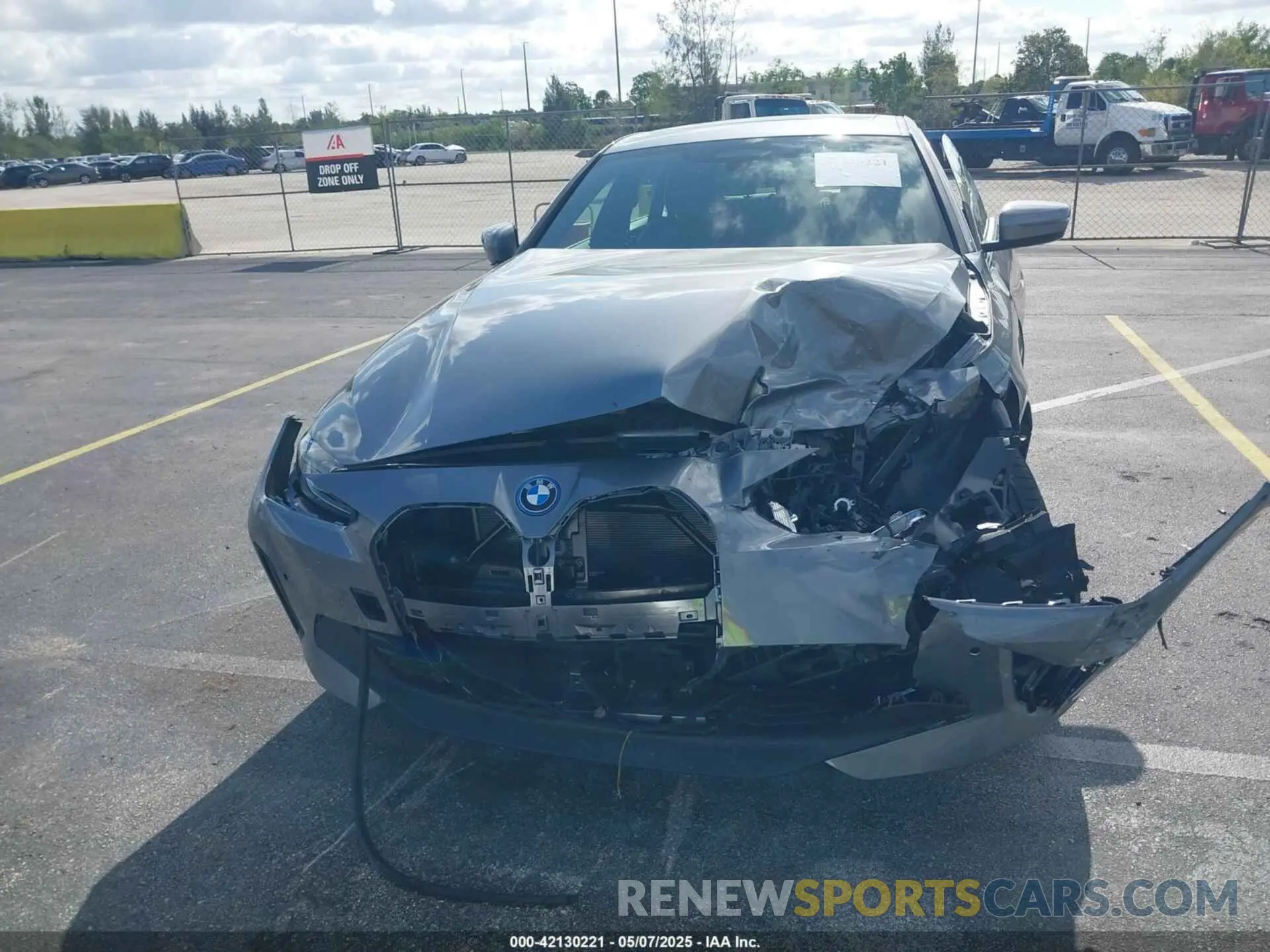 12 fotografías del automóvil dañado WBY43HD04SFT92948 BMW I4 2025