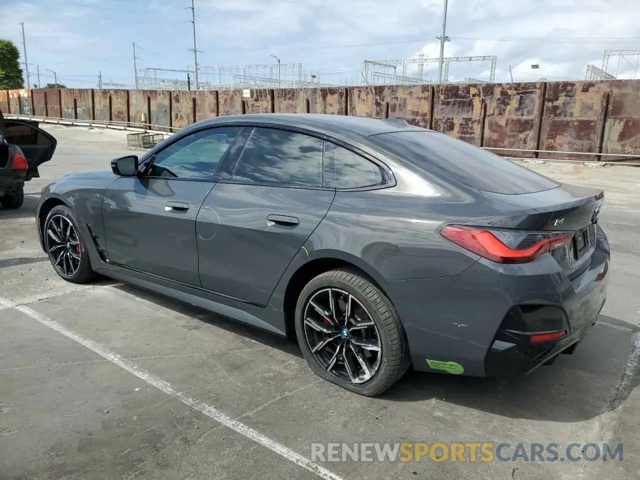 2 fotografías del automóvil dañado WBY33AW0XPFN48269 BMW I4 M50 2023