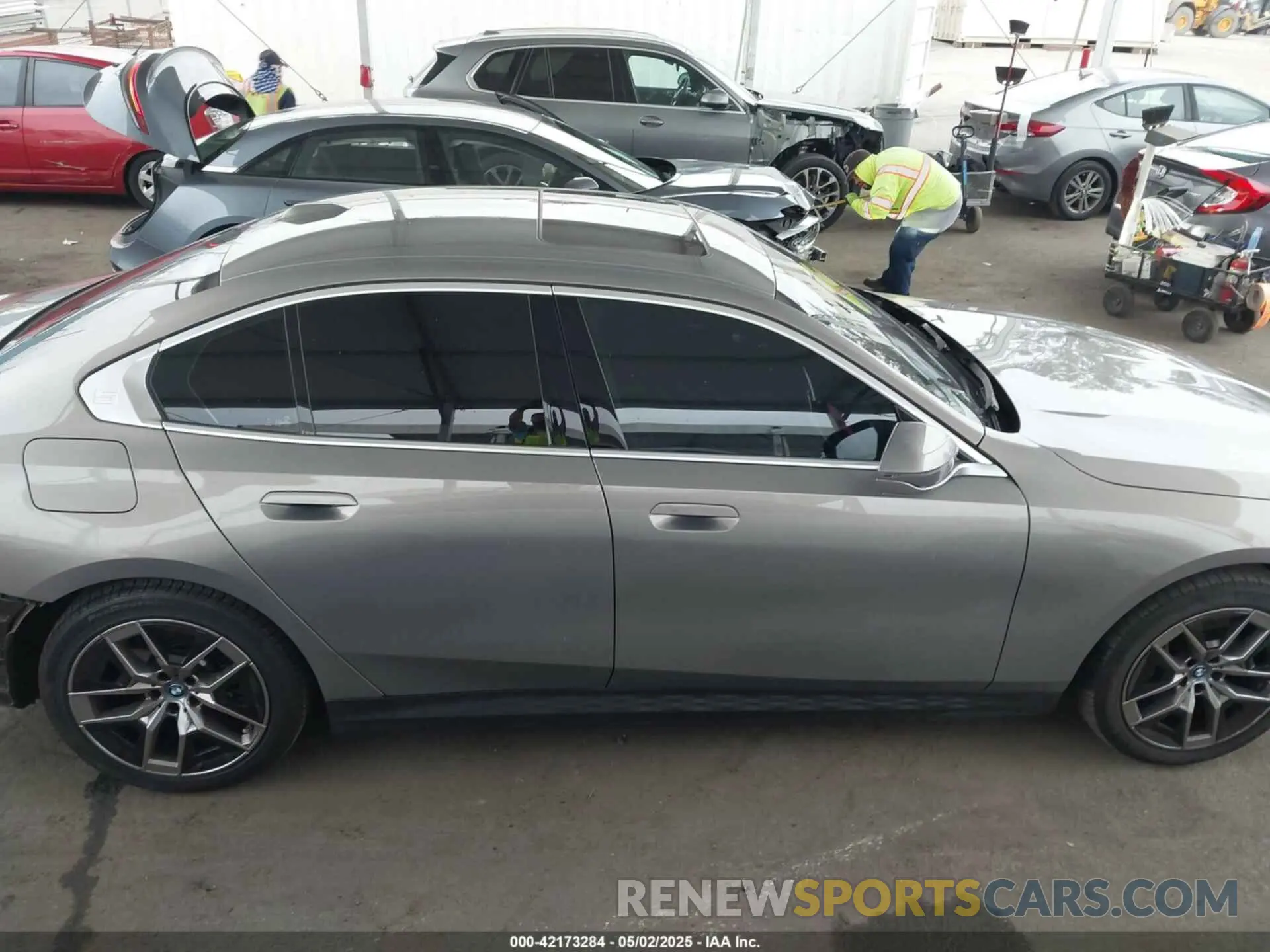 14 fotografías del automóvil dañado WBY33FK06RCR97424 BMW I5 2024