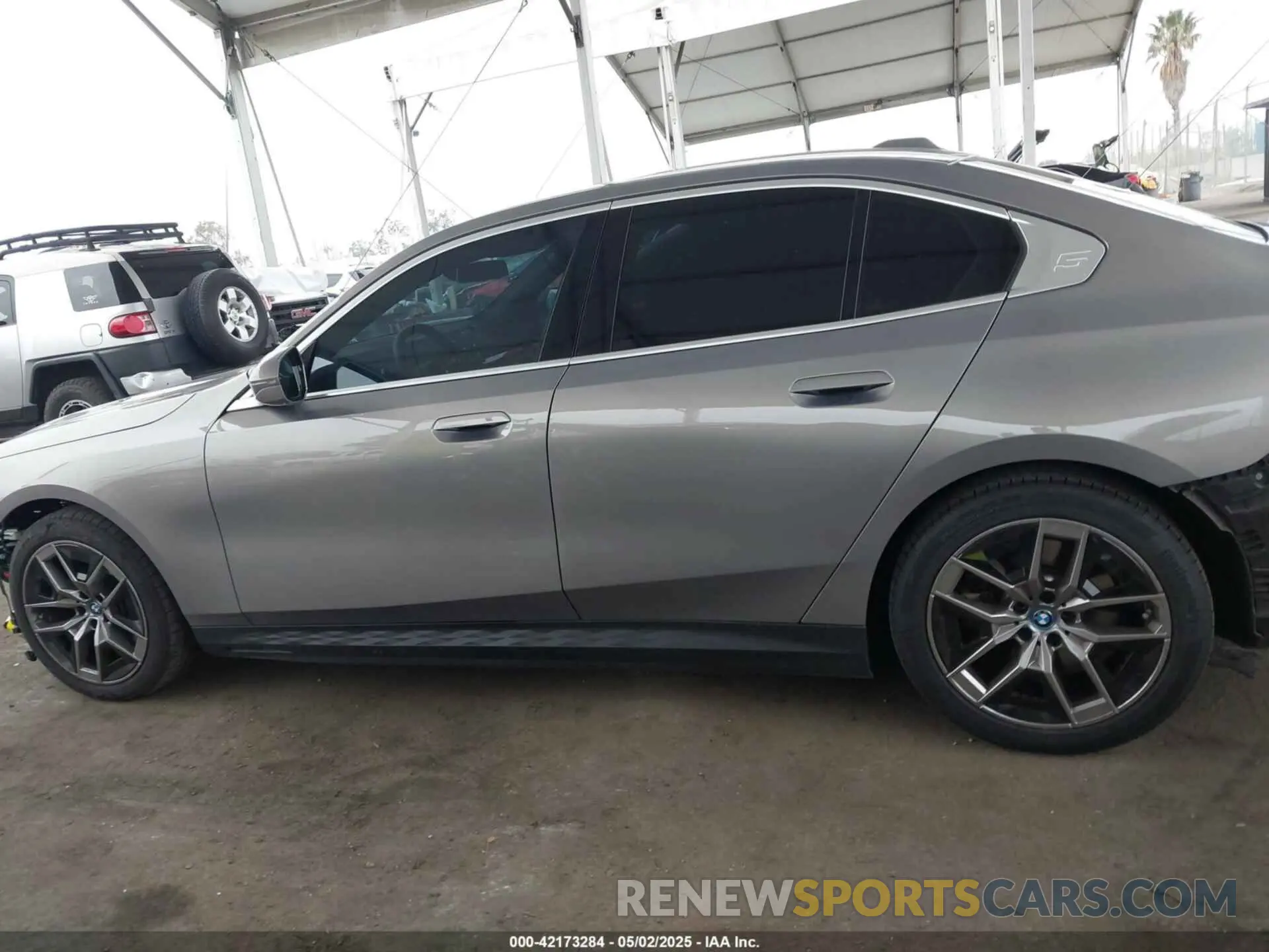 15 fotografías del automóvil dañado WBY33FK06RCR97424 BMW I5 2024