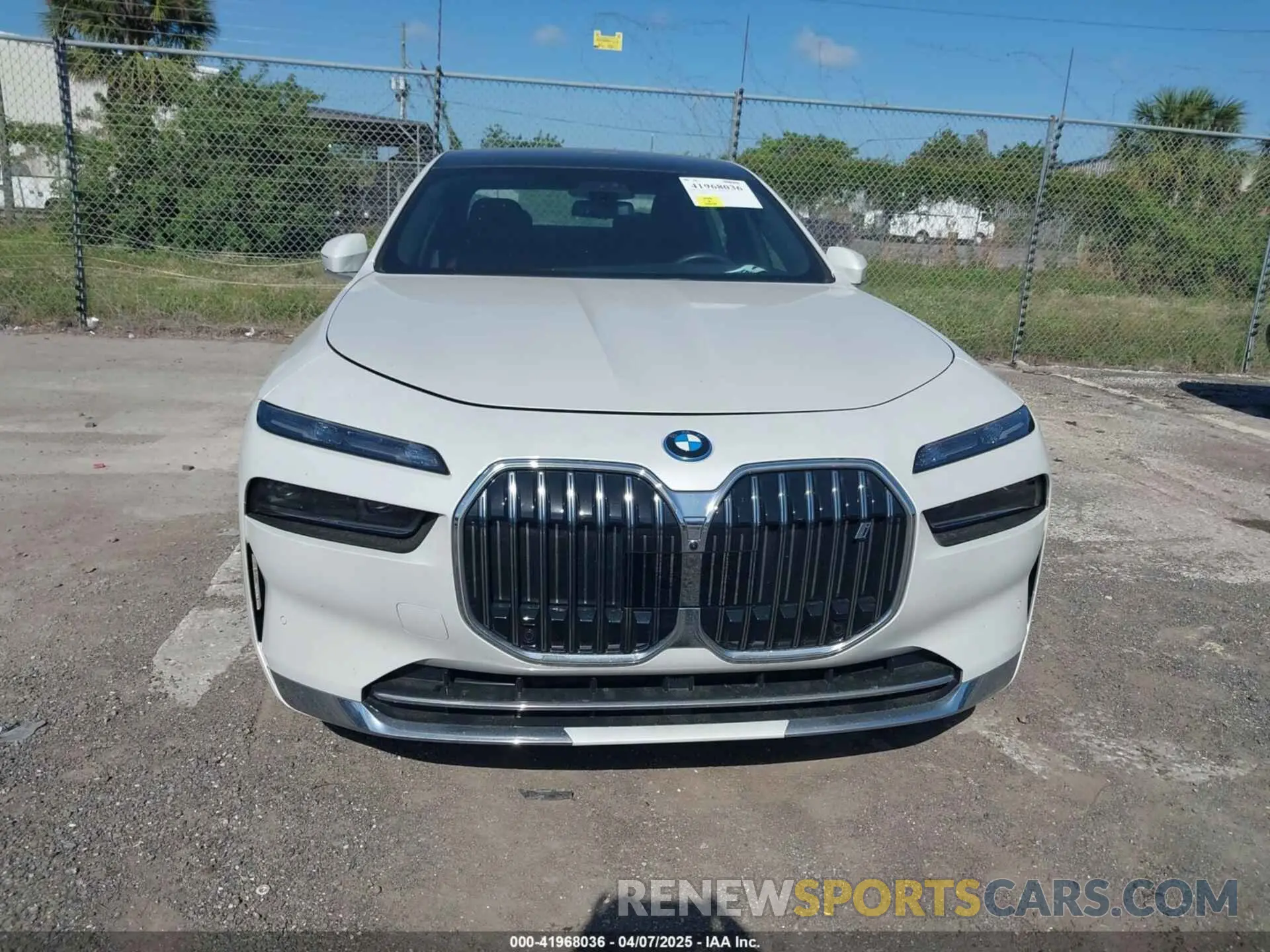 12 fotografías del automóvil dañado WBY43EJ04RCR84042 BMW I7 2024