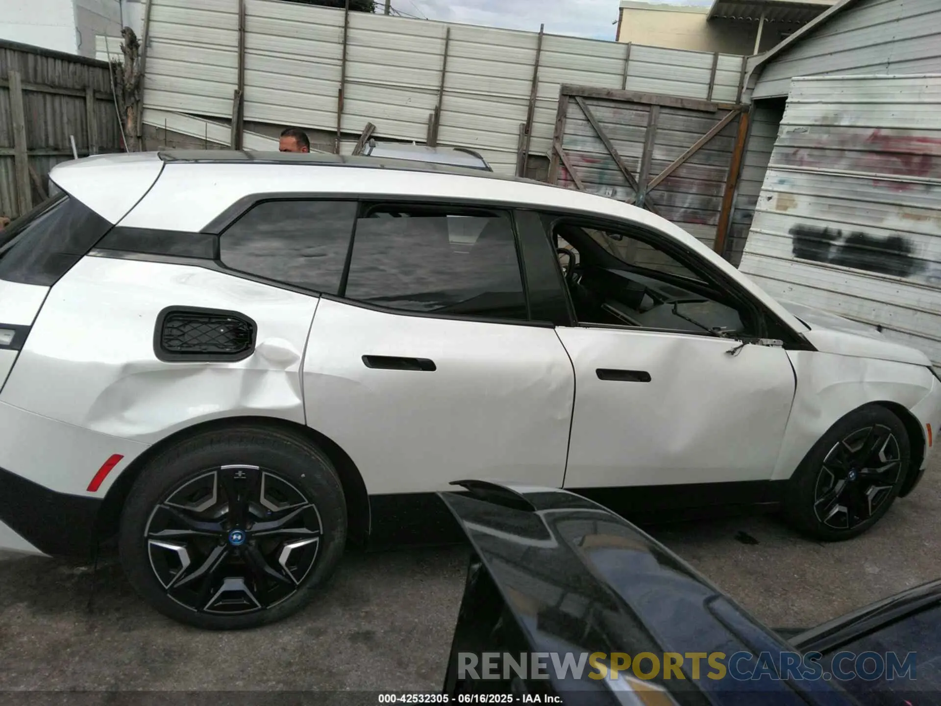 13 fotografías del automóvil dañado WB523CF09NCJ43040 BMW IX 2022