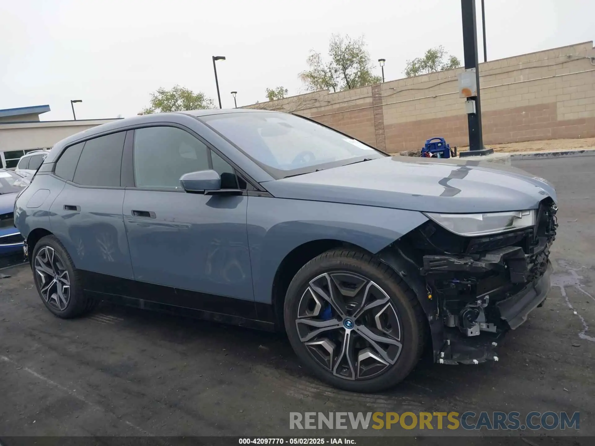 14 fotografías del automóvil dañado WB523CF07SCT32782 BMW IX 2025