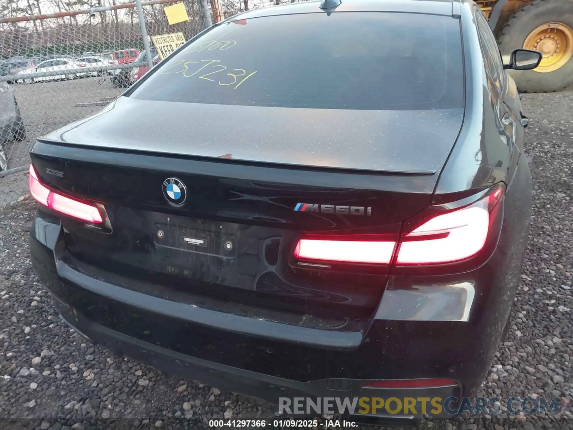 15 fotografías del automóvil dañado WBA13BK01NCH76521 BMW M550 2022
