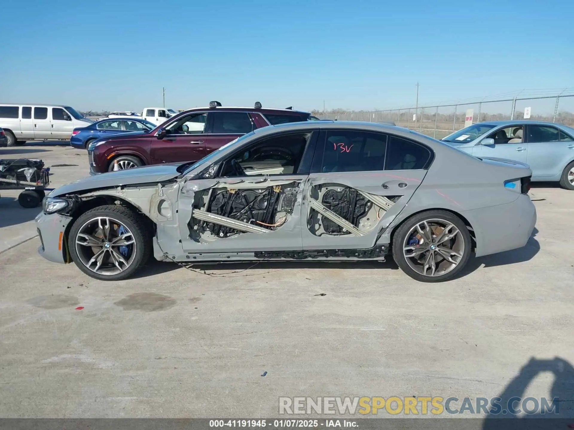 14 fotografías del automóvil dañado WBA13BK00MCF52008 BMW M550I 2021