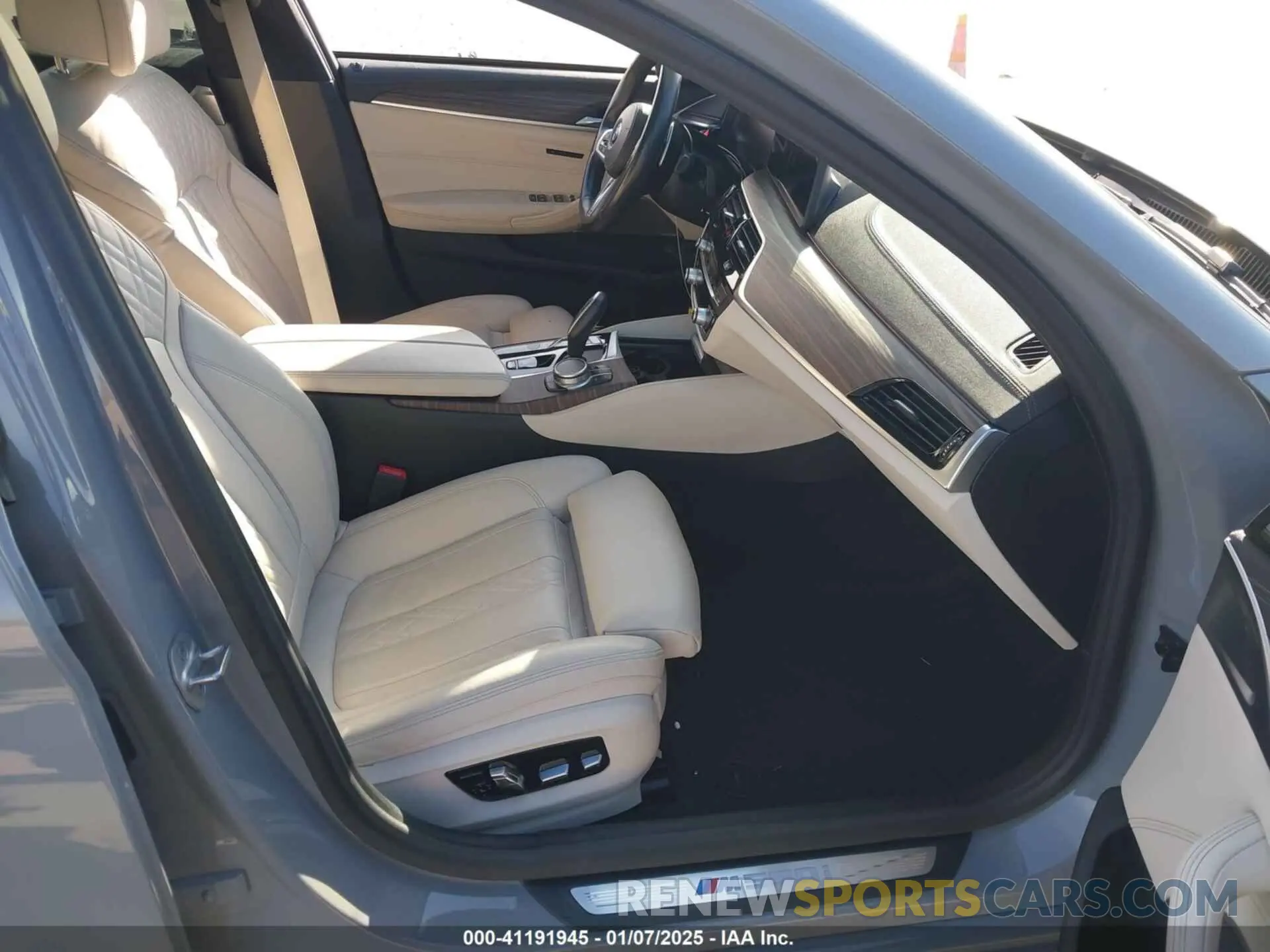 5 fotografías del automóvil dañado WBA13BK00MCF52008 BMW M550I 2021