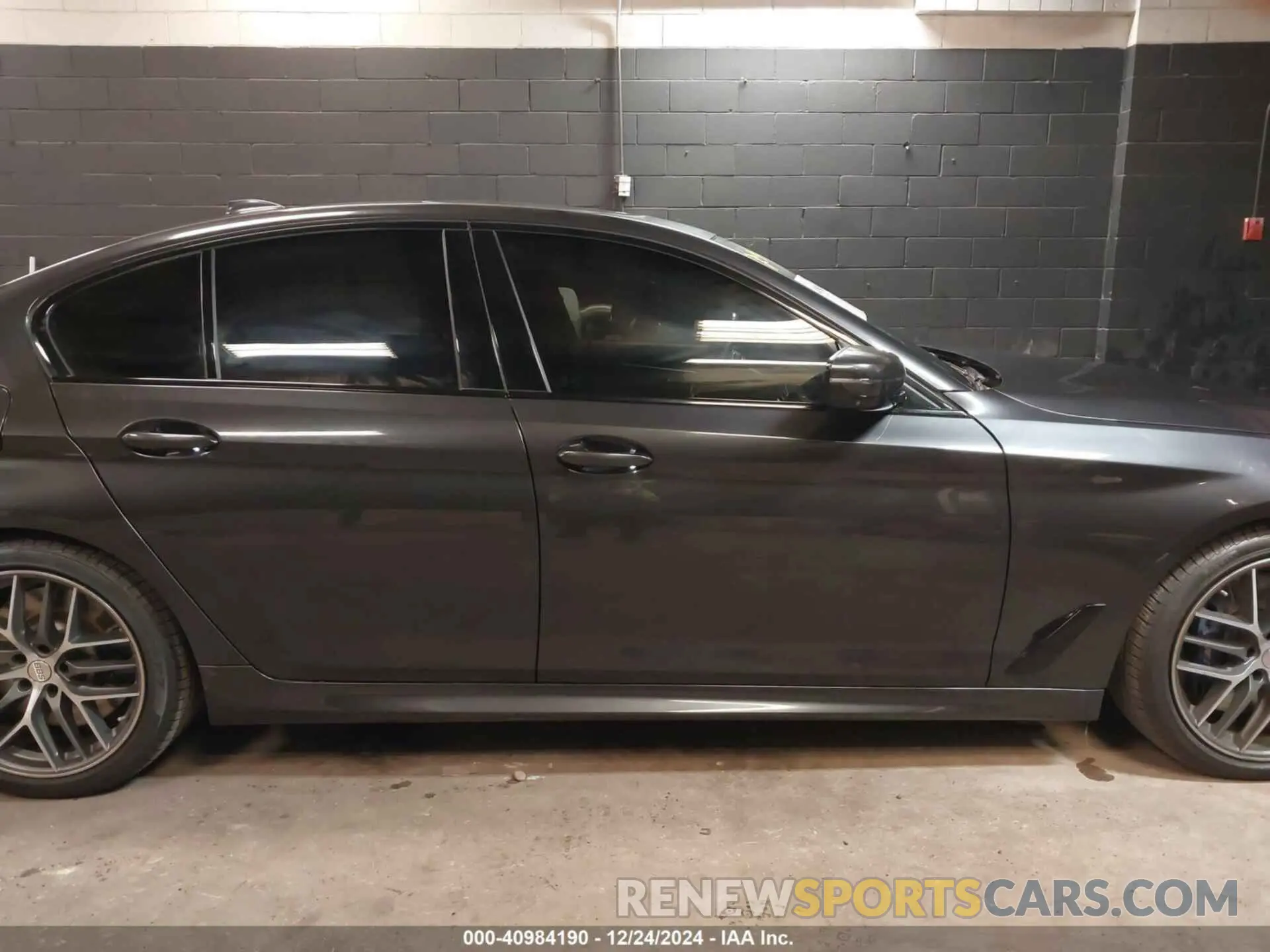 14 fotografías del automóvil dañado WBA13BK03MCF66081 BMW M550I 2021