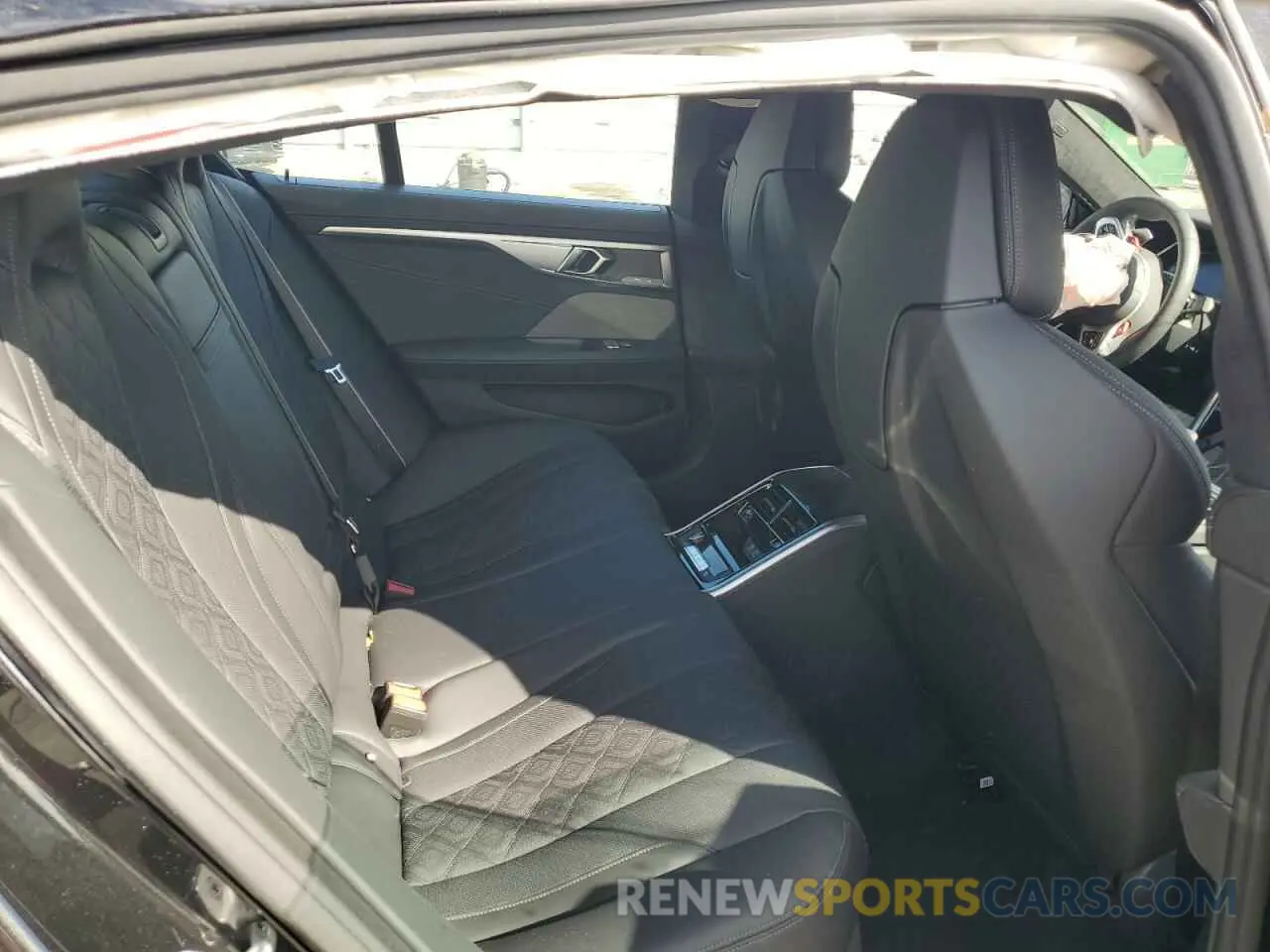 10 fotografías del automóvil dañado WBSGV0C09SCU29546 BMW M8 2025