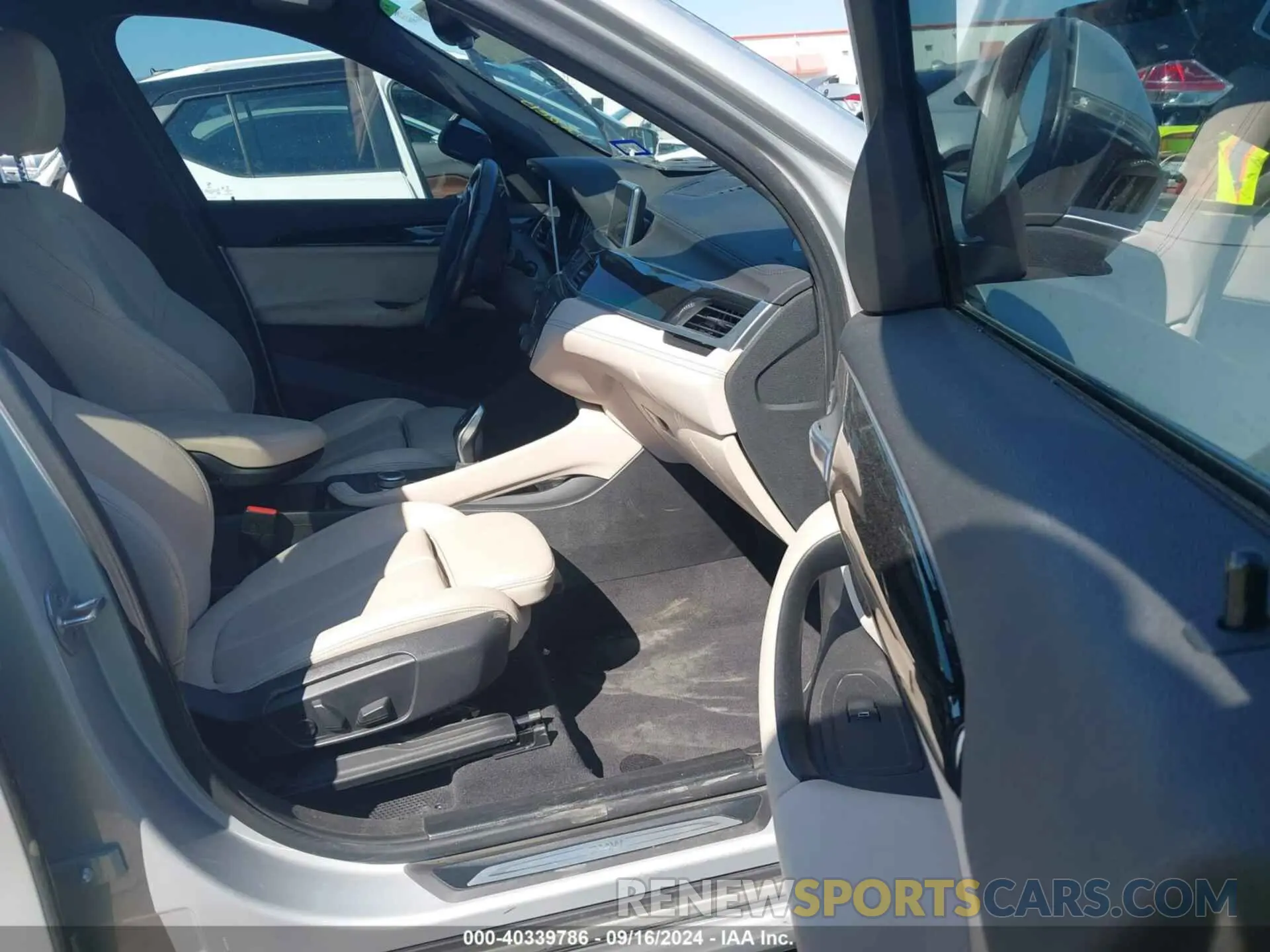 5 fotografías del automóvil dañado WBXJG7C0XL5R61316 BMW X1 2020