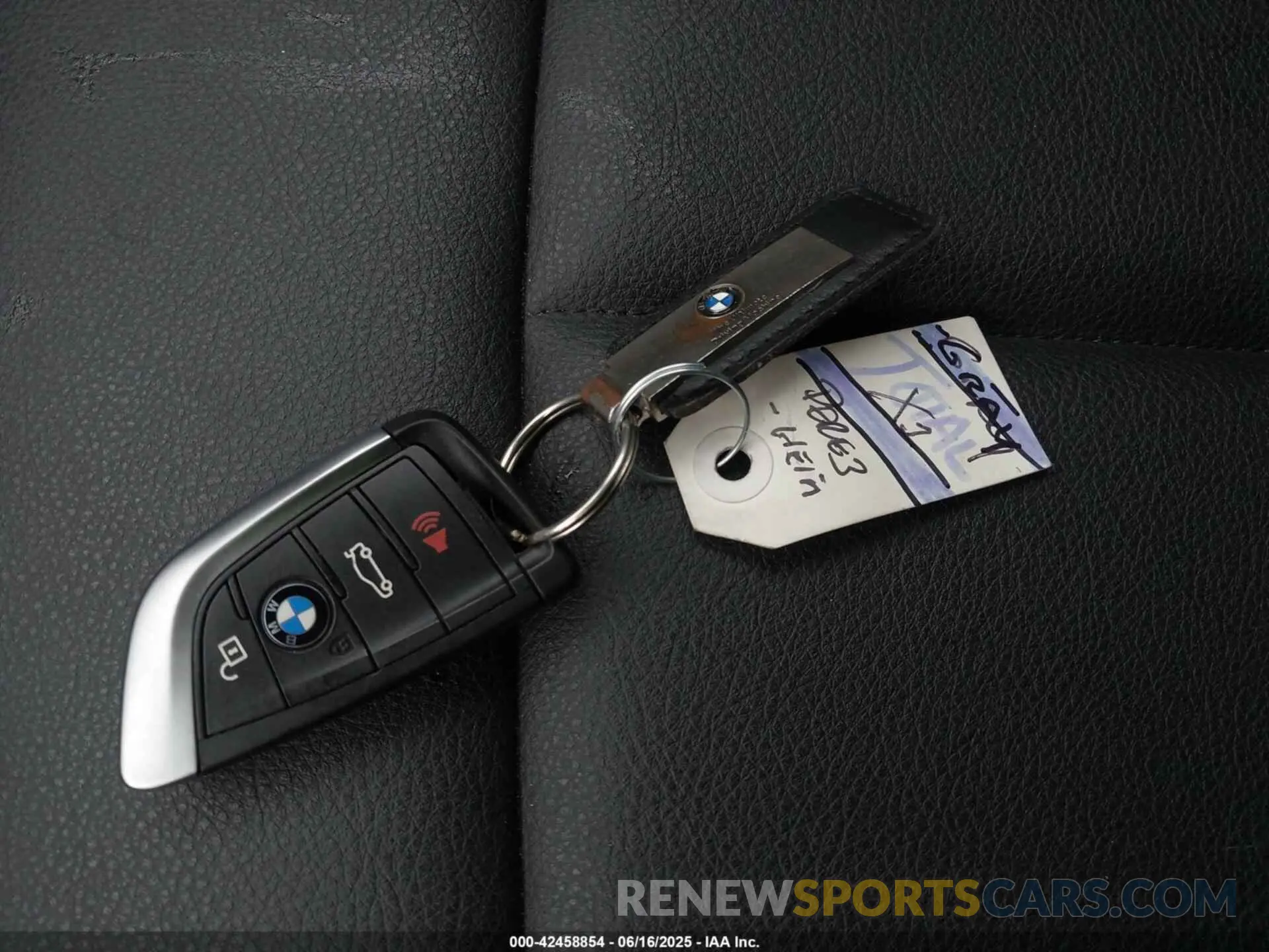 11 fotografías del automóvil dañado WBXJG9C04L5P43173 BMW X1 2020