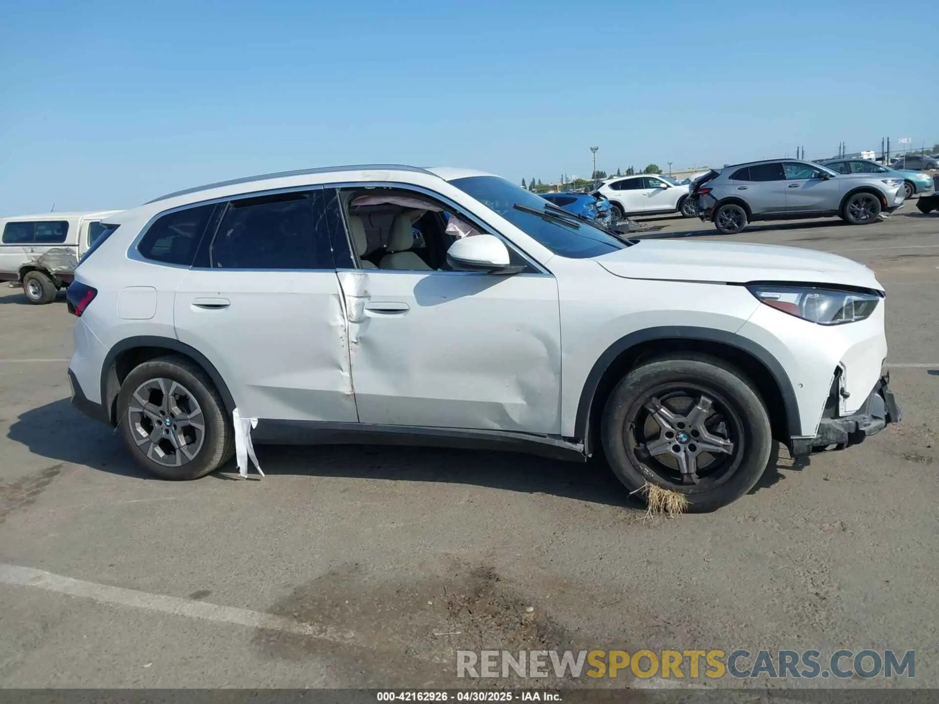 13 fotografías del automóvil dañado WBX73EF08P5X21175 BMW X1 2023