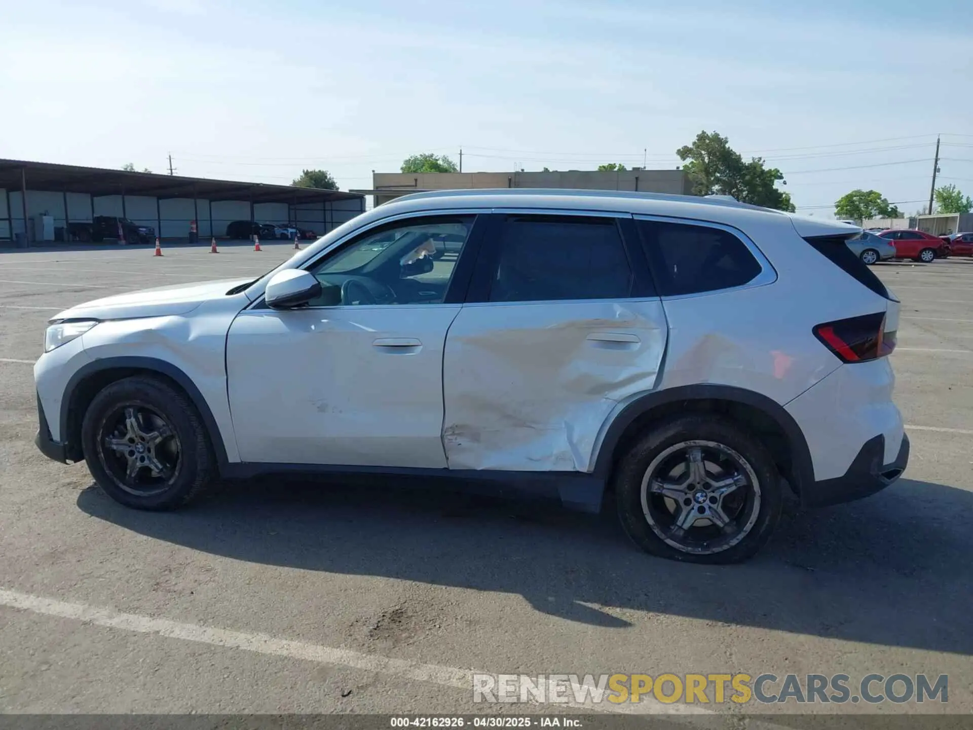14 fotografías del automóvil dañado WBX73EF08P5X21175 BMW X1 2023