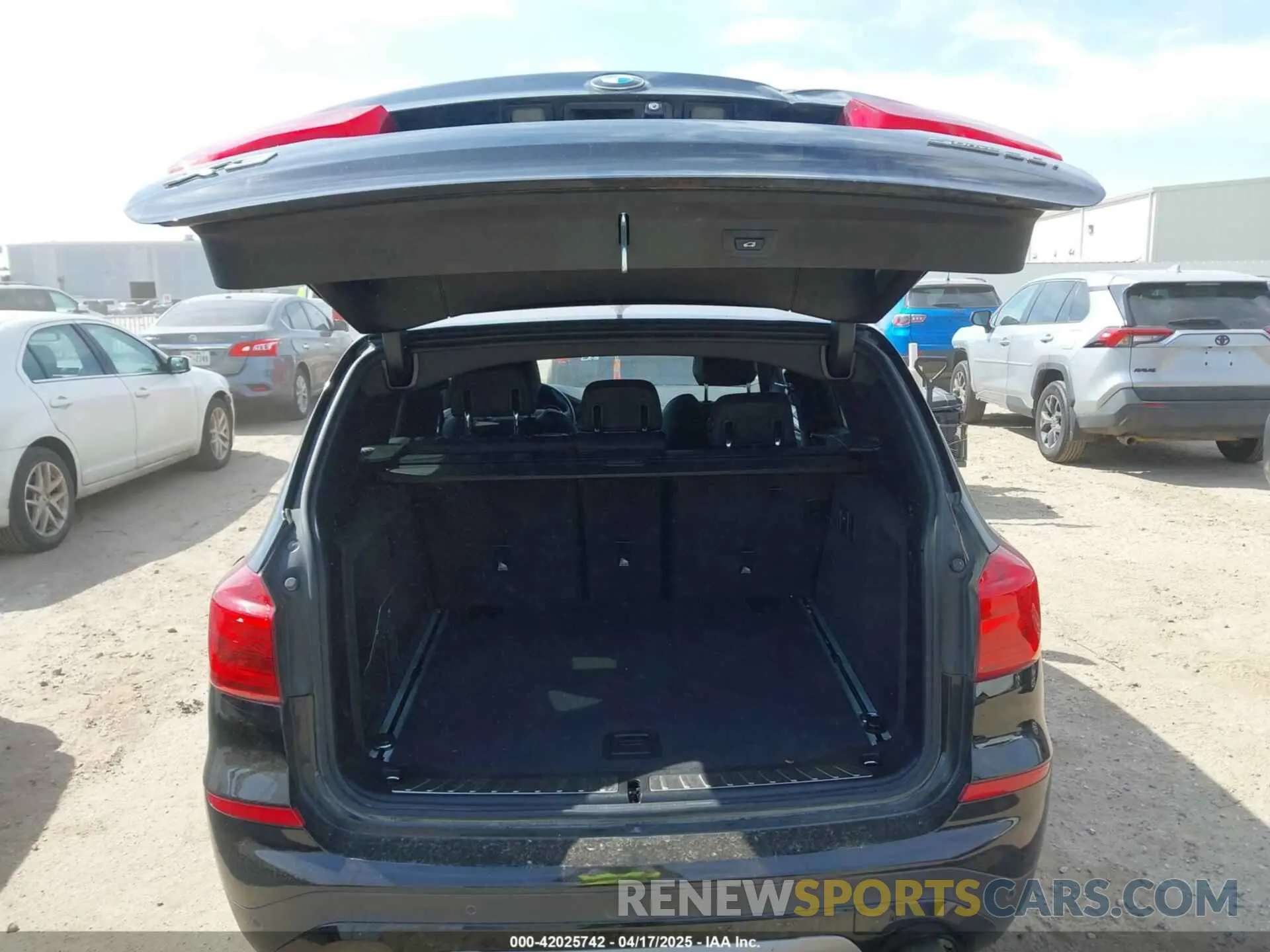 17 fotografías del automóvil dañado 5UXTR7C51KLR47213 BMW X3 2019