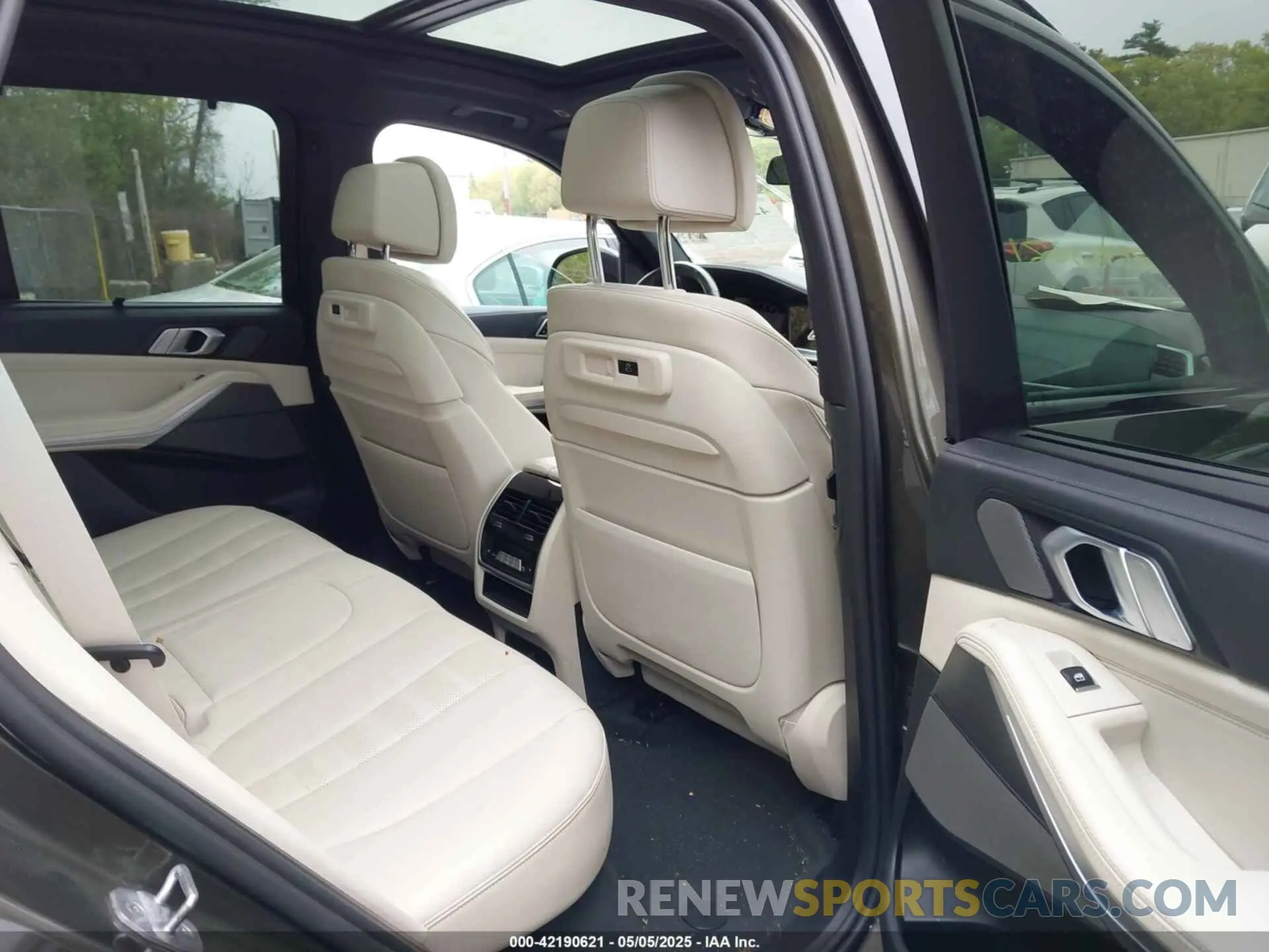 8 fotografías del automóvil dañado 5UXJU4C06N9M02604 BMW X5 2022