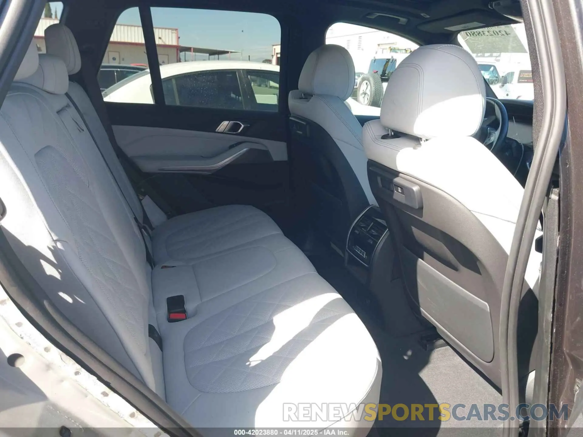 8 fotografías del automóvil dañado 5UXCR4C06P9P49752 BMW X5 2023