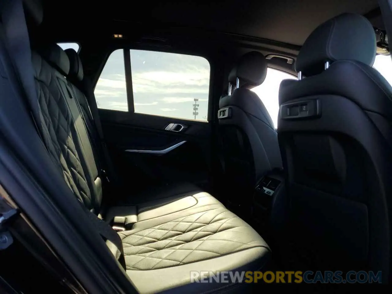 11 fotografías del automóvil dañado 5UXCR6C04P9P01386 BMW X5 2023