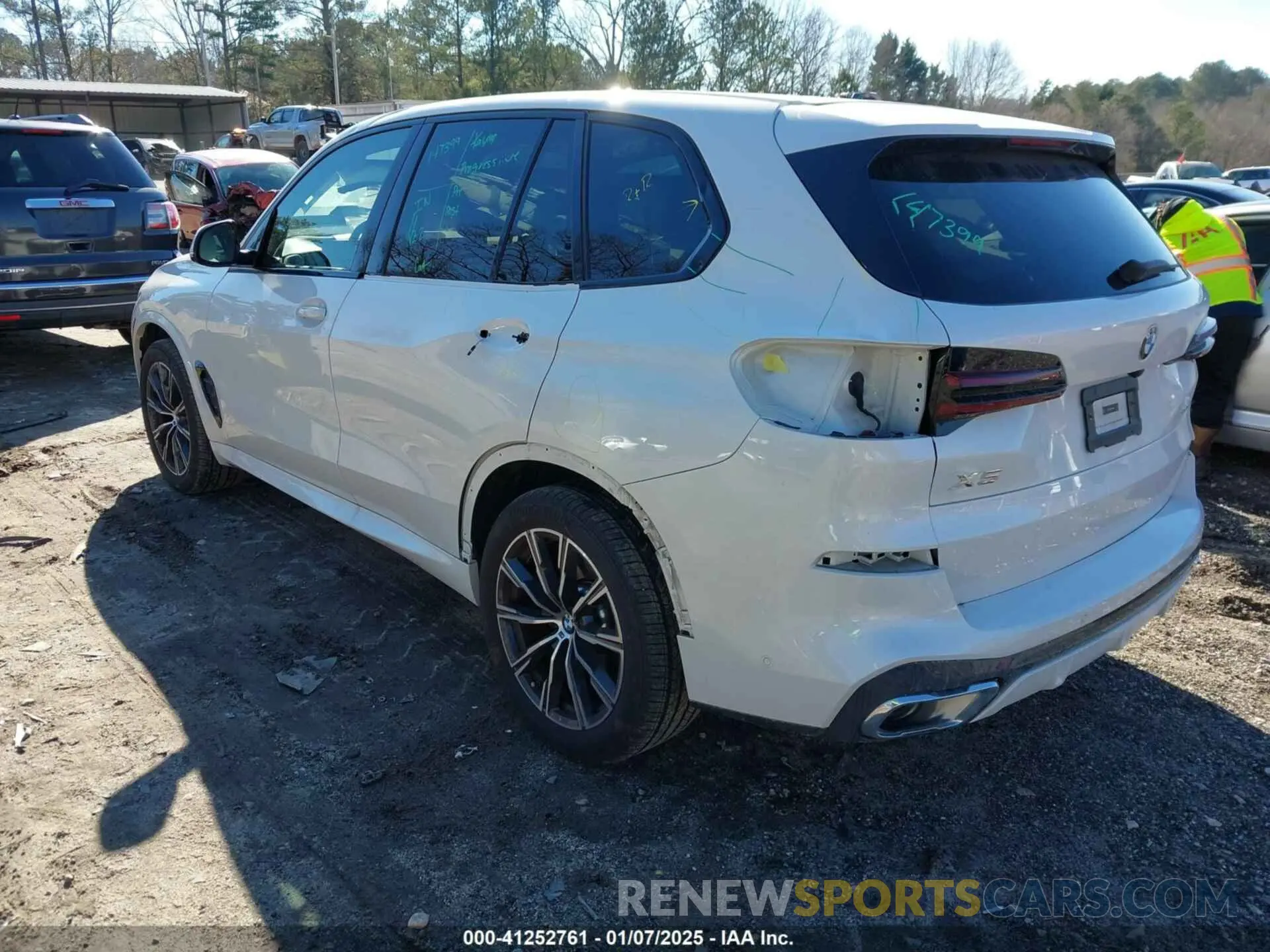 3 fotografías del automóvil dañado 5UX13EU08R9U30644 BMW X5 2024