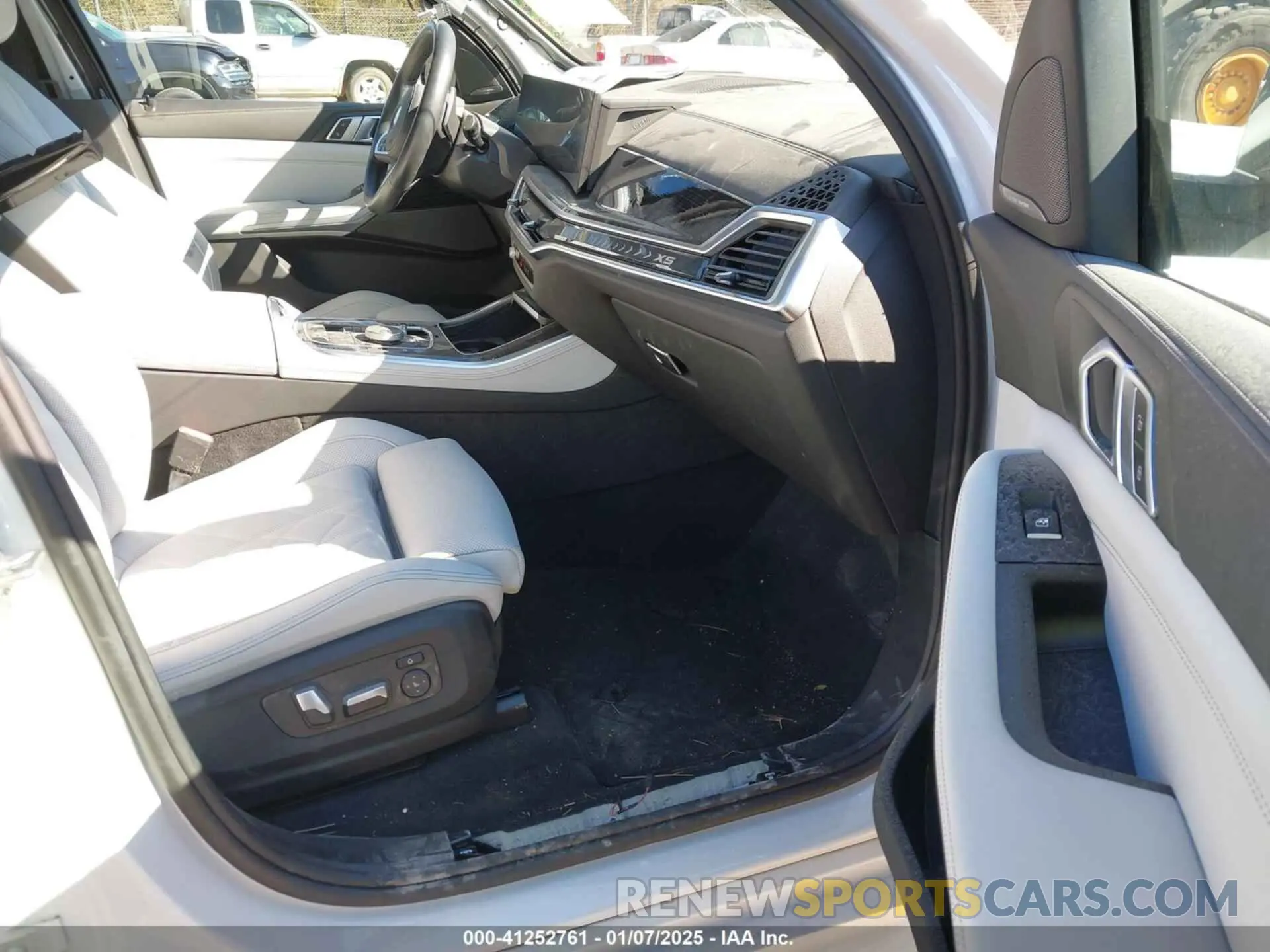 5 fotografías del automóvil dañado 5UX13EU08R9U30644 BMW X5 2024