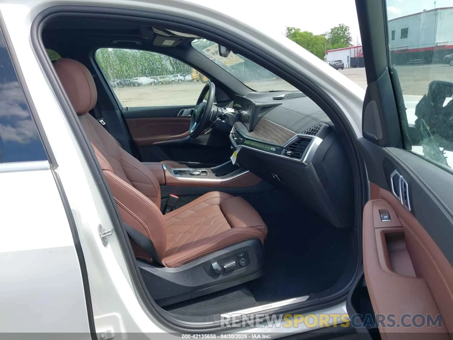 5 fotografías del automóvil dañado 5UX23EU00R9V34355 BMW X5 2024