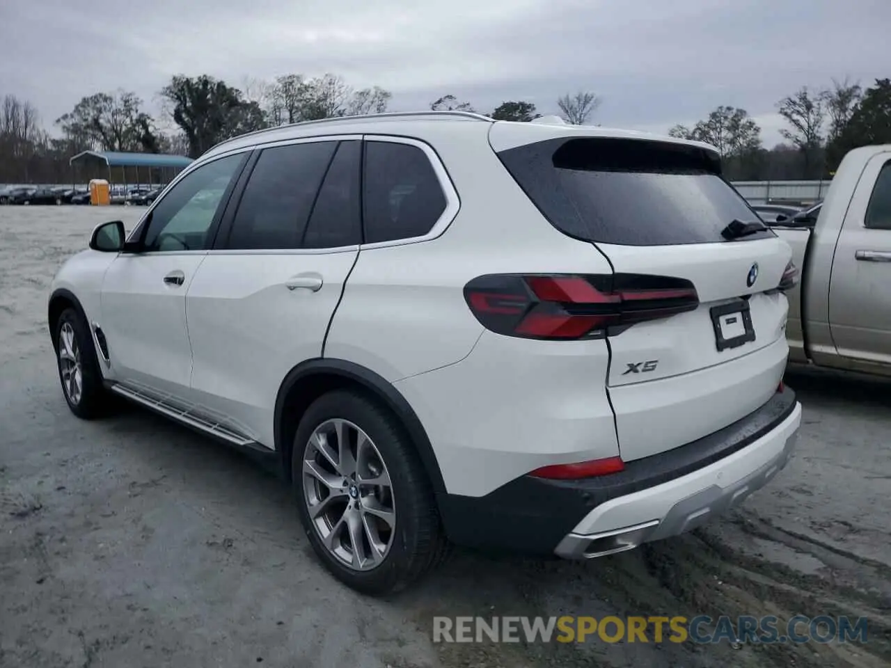 2 fotografías del automóvil dañado 5UX23EU03R9U05610 BMW X5 2024