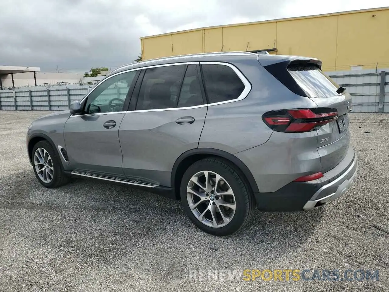 2 fotografías del automóvil dañado 5UX23EU09R9T54128 BMW X5 2024