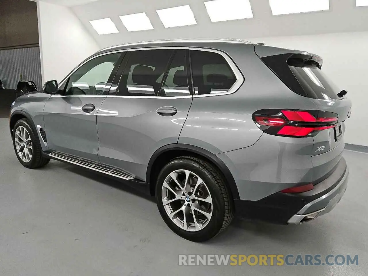 2 fotografías del automóvil dañado 5UX23EU09R9V60887 BMW X5 2024